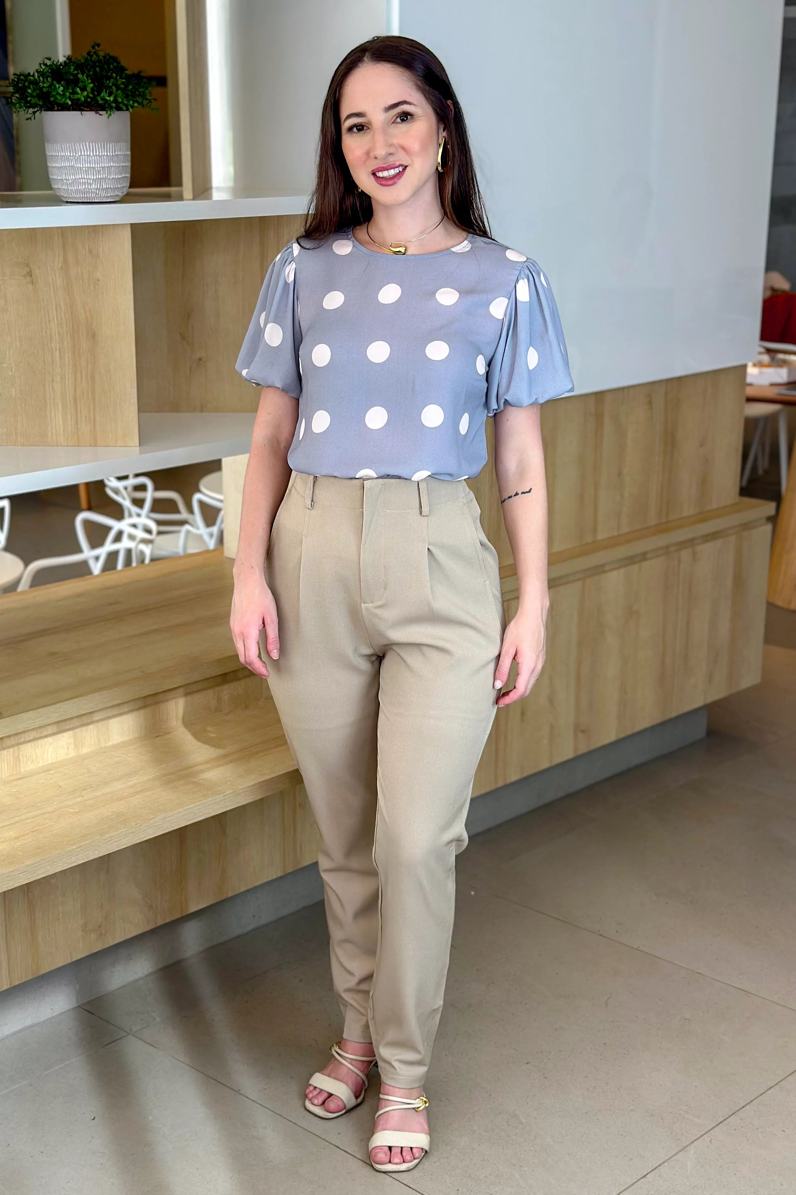 Blusa Manga Curta Em Crepe Manga Bufante Valentina Poá Cinza
