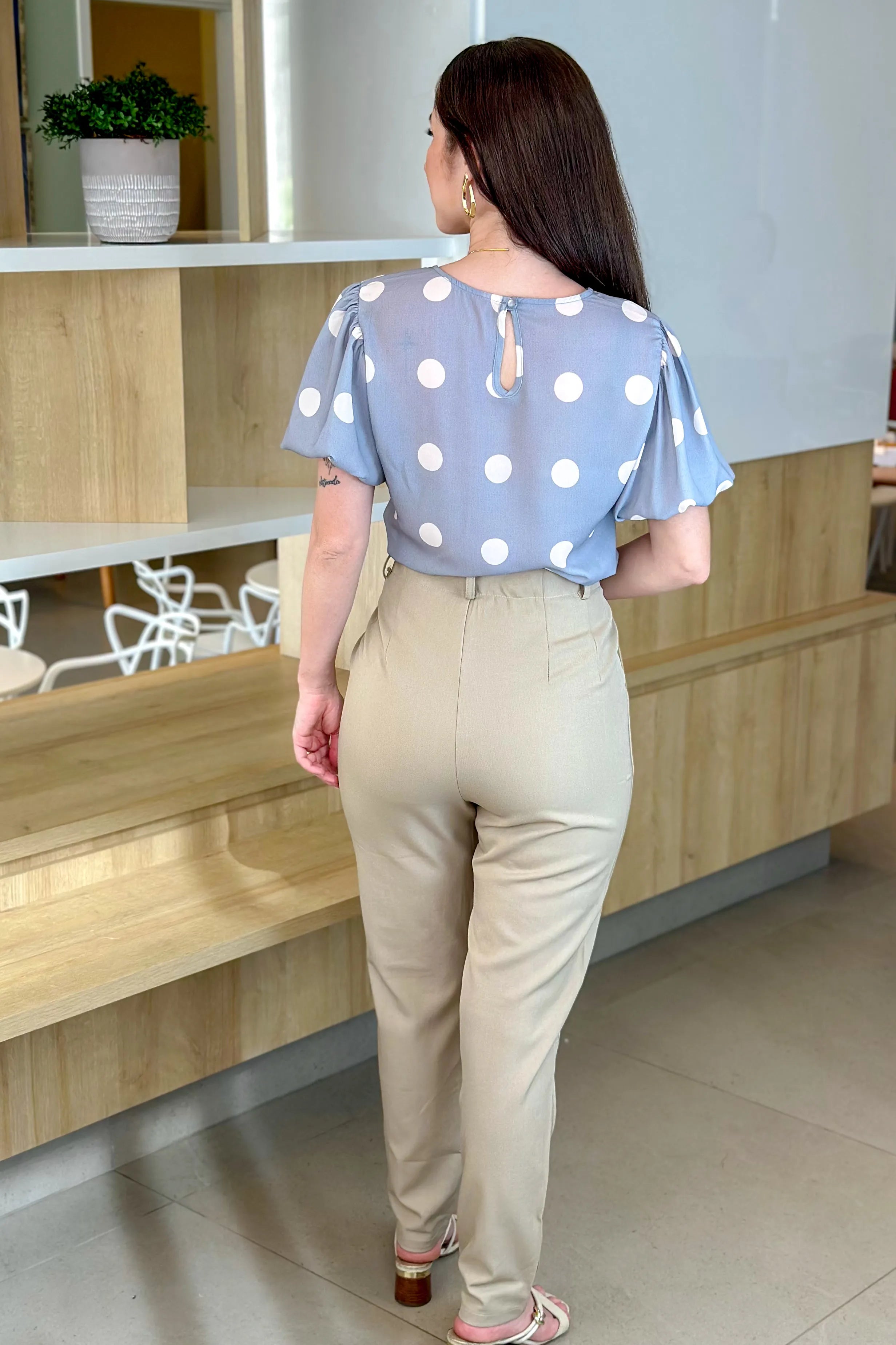 Blusa Manga Curta Em Crepe Manga Bufante Valentina Poá Cinza