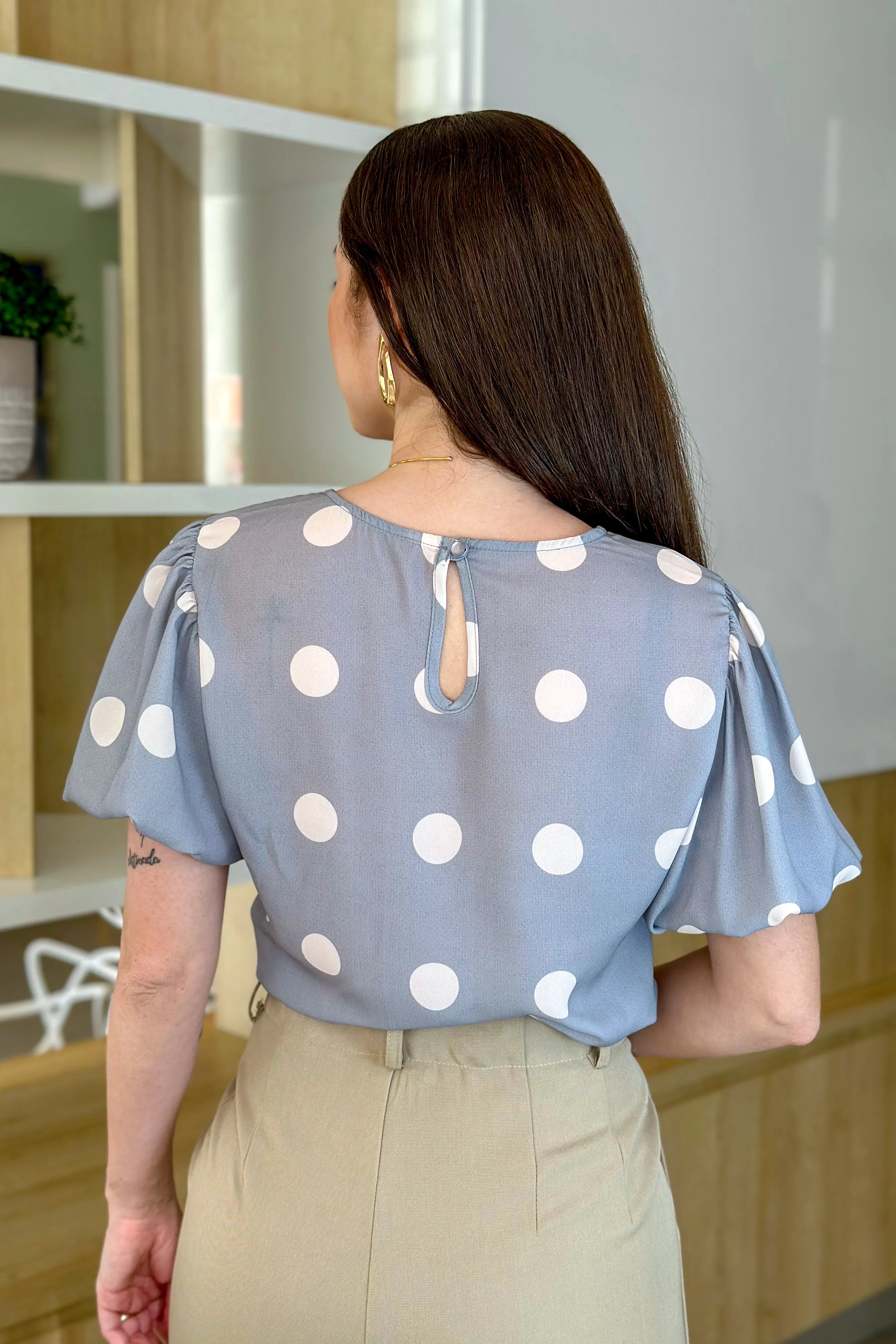 Blusa Manga Curta Em Crepe Manga Bufante Valentina Poá Cinza