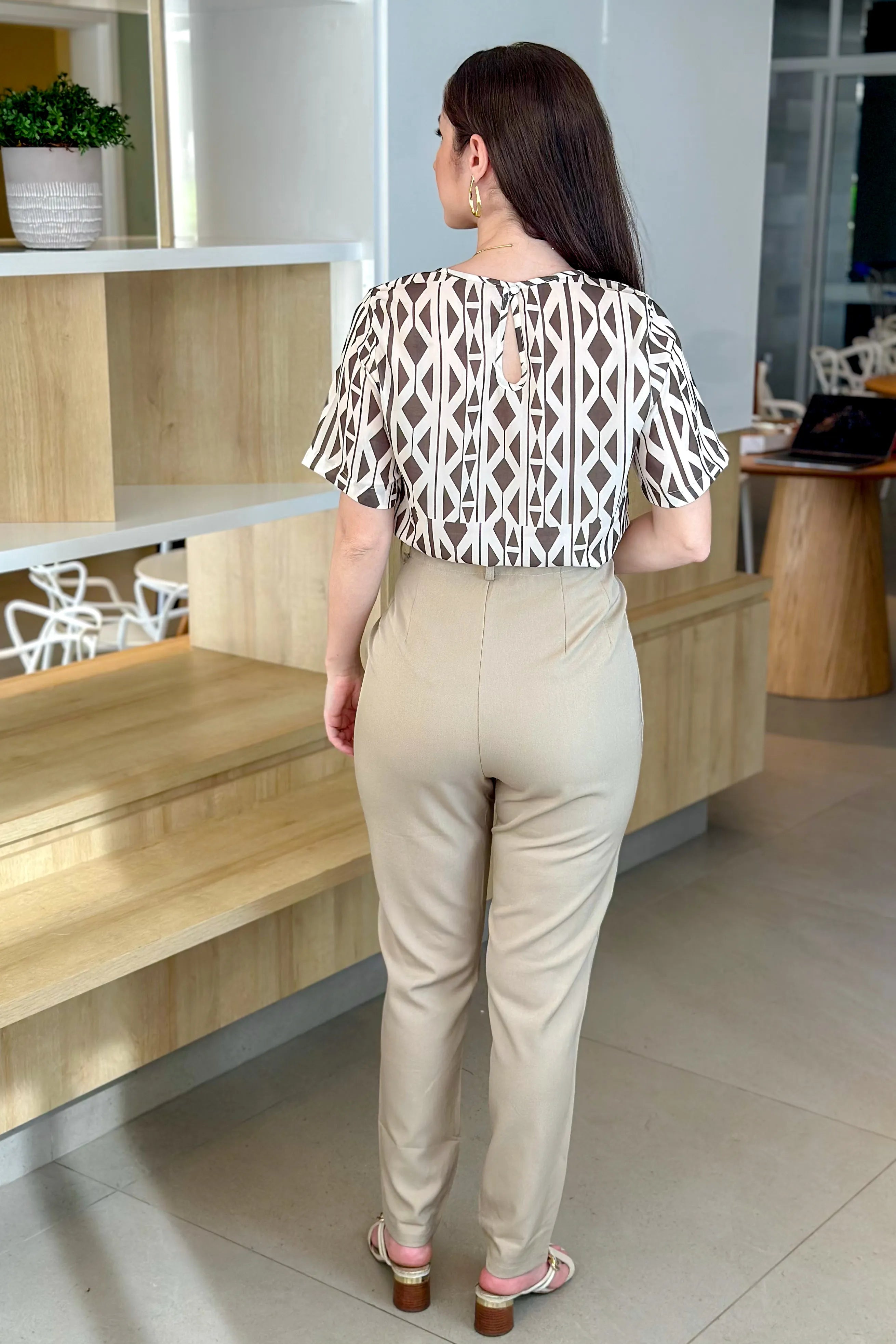 Conjunto: Blusa Manga Curta Crepe Touch Detalhe Assimétrico Brenda Estampada Verde + Calça Corte Reto Alfaiataria Detalhe Pregas Daiane Bege