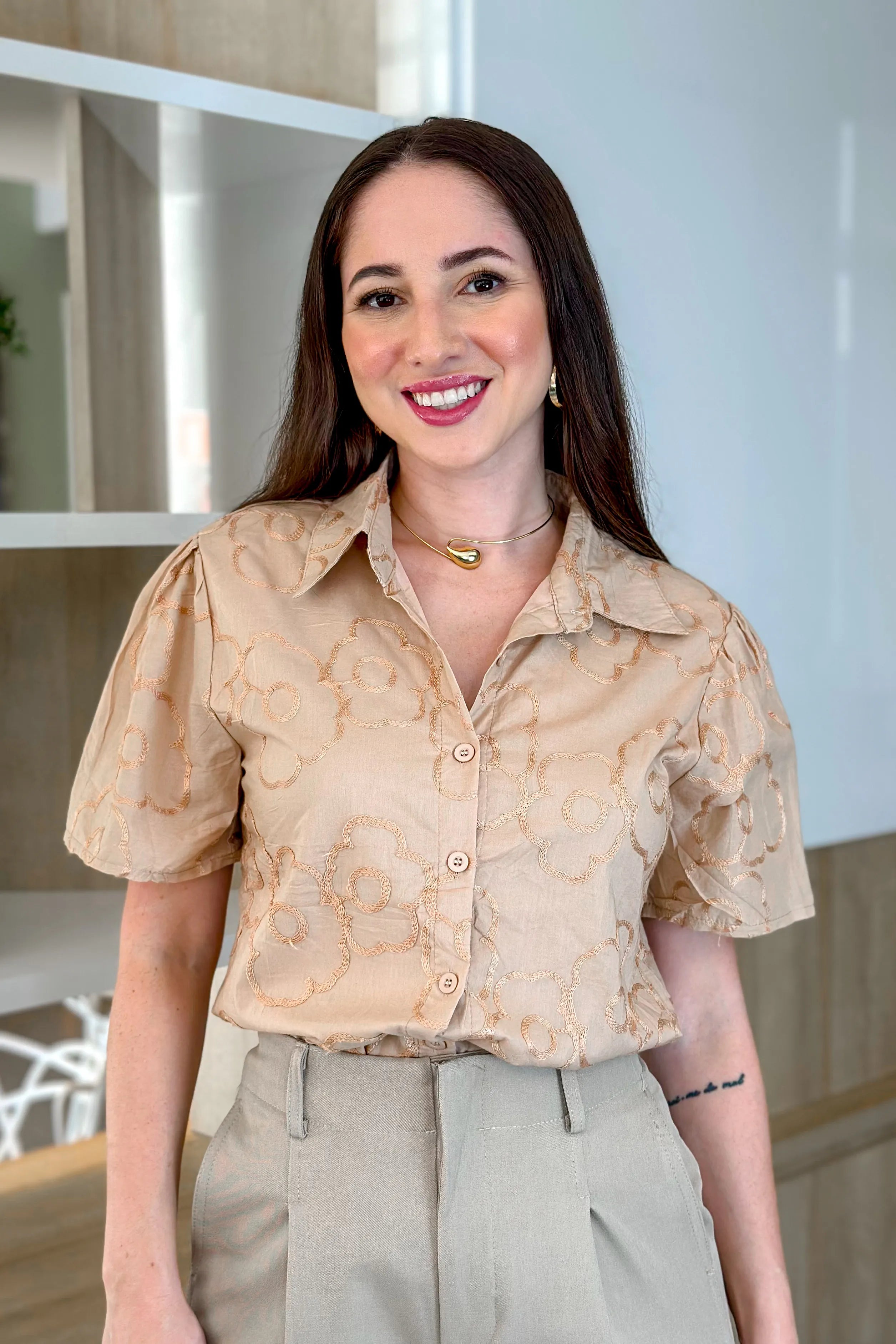 Camisa Manga Curta Detalhe Bordado Ângela Bege