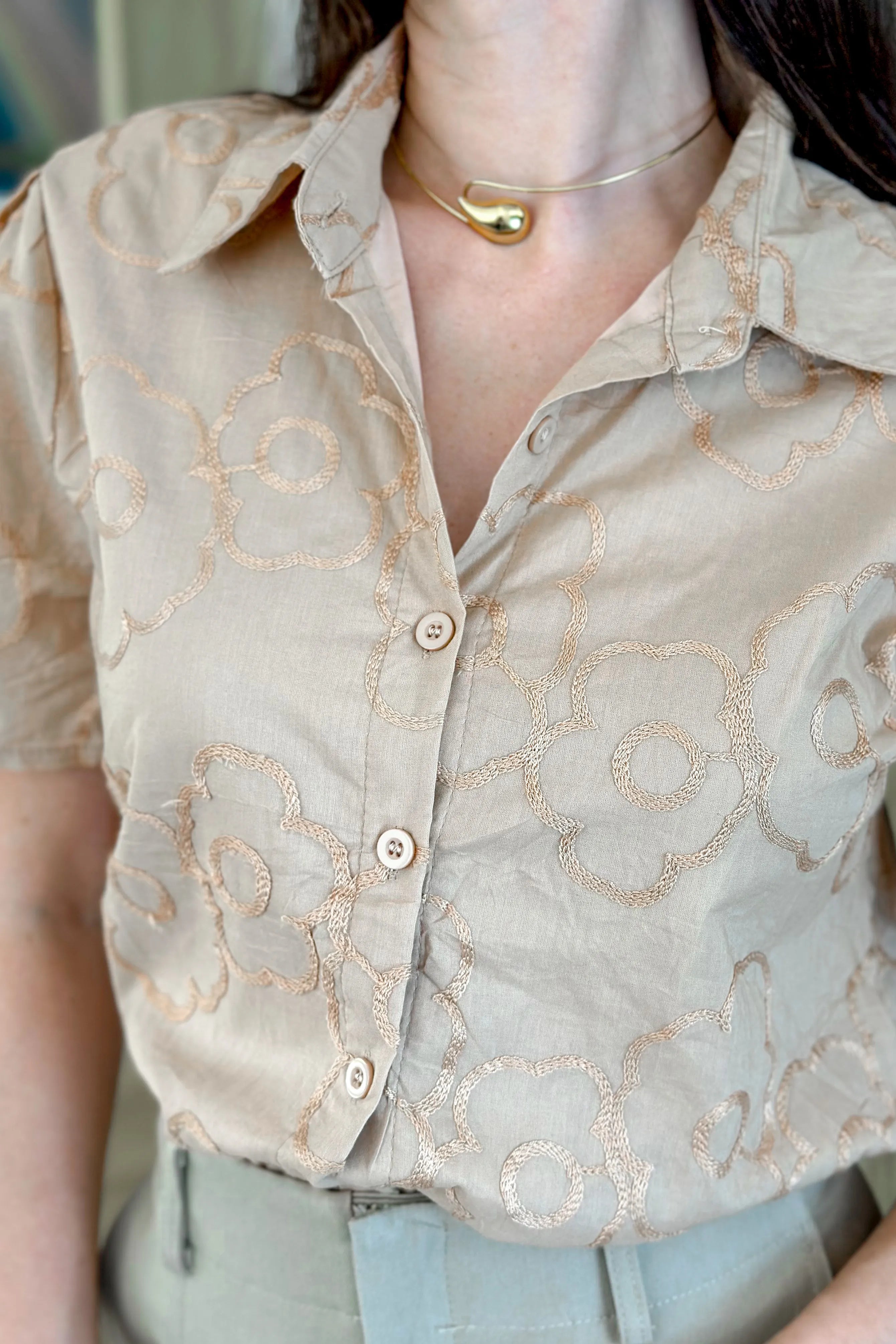 Camisa Manga Curta Detalhe Bordado Ângela Bege