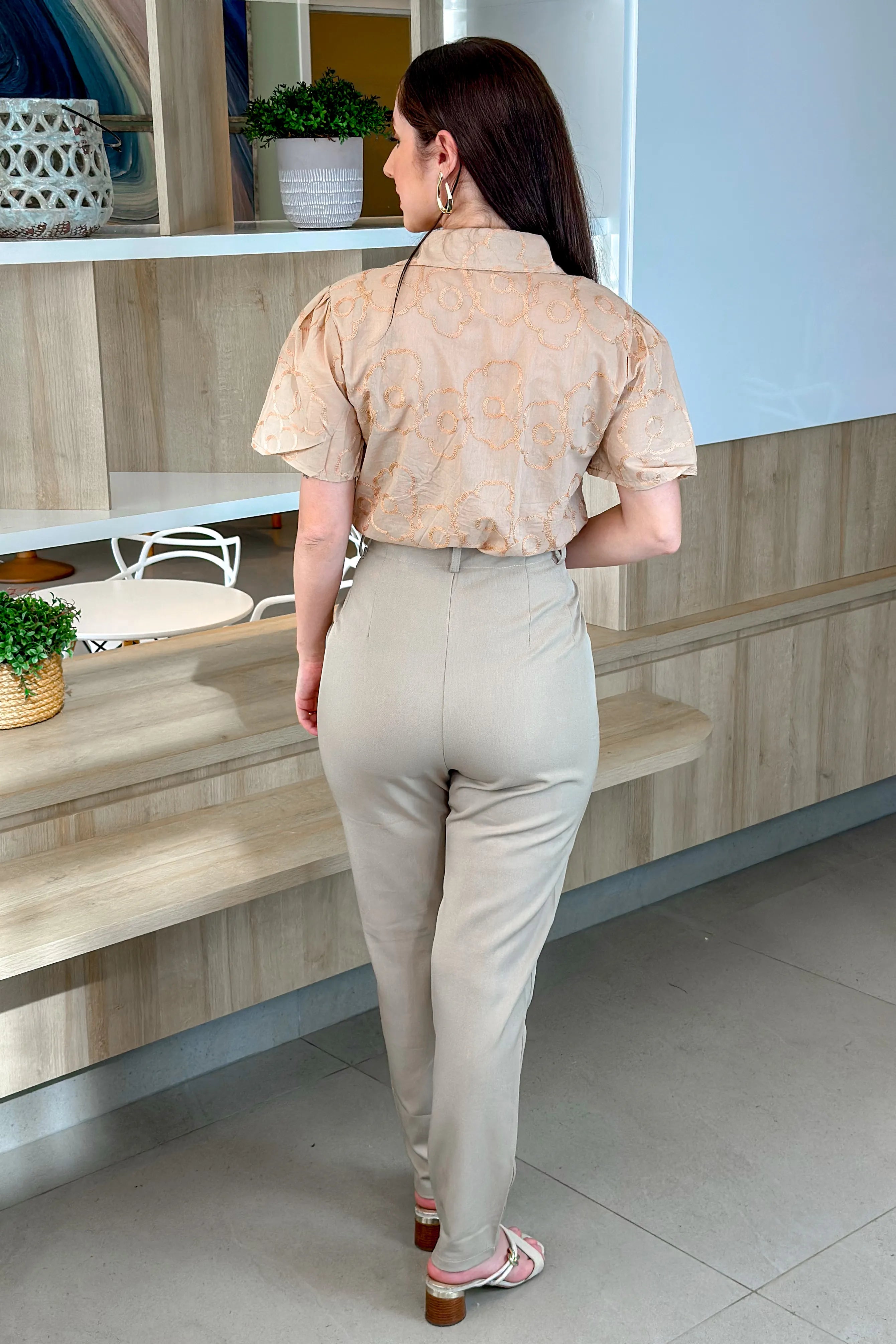 Camisa Manga Curta Detalhe Bordado Ângela Bege