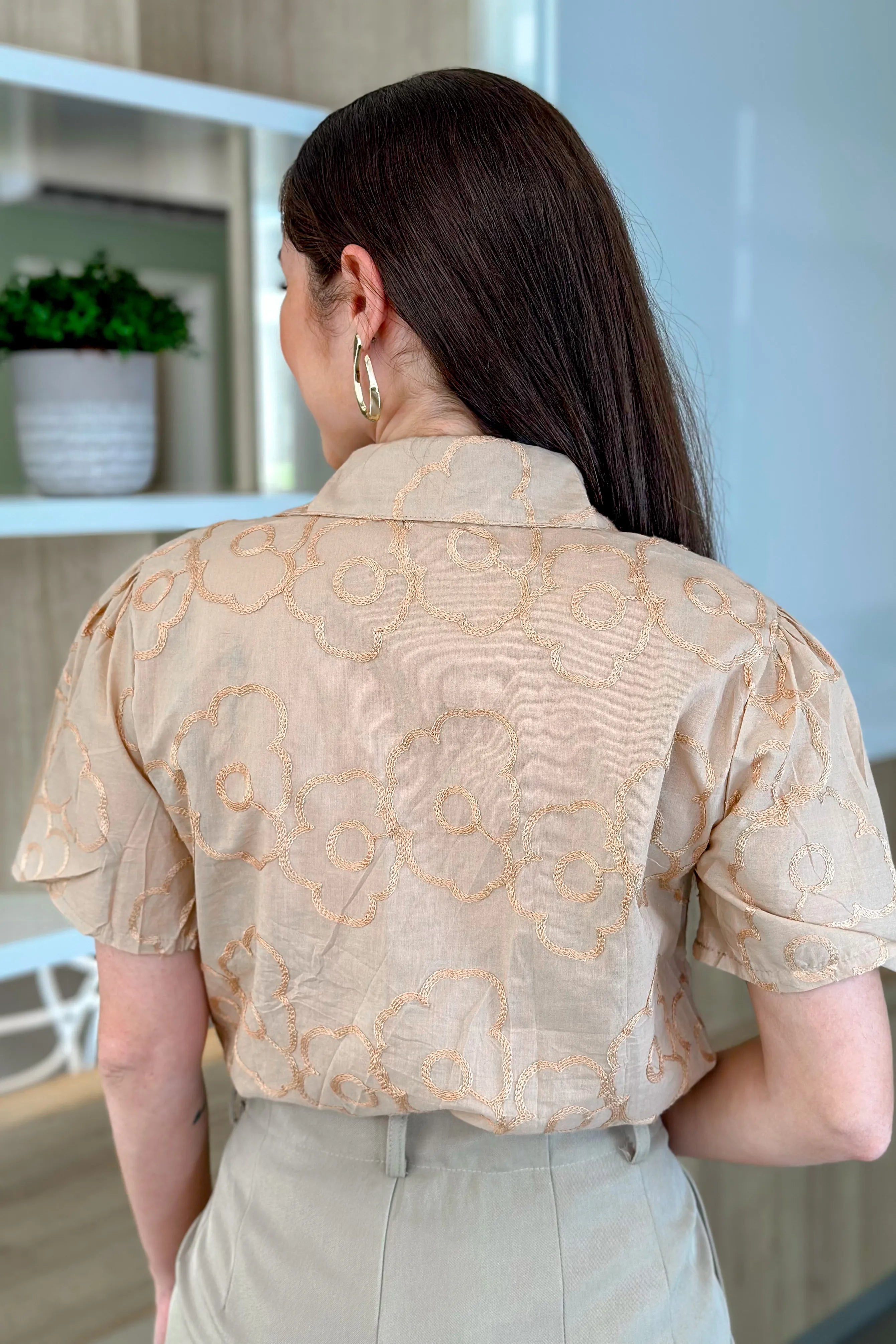 Camisa Manga Curta Detalhe Bordado Ângela Bege