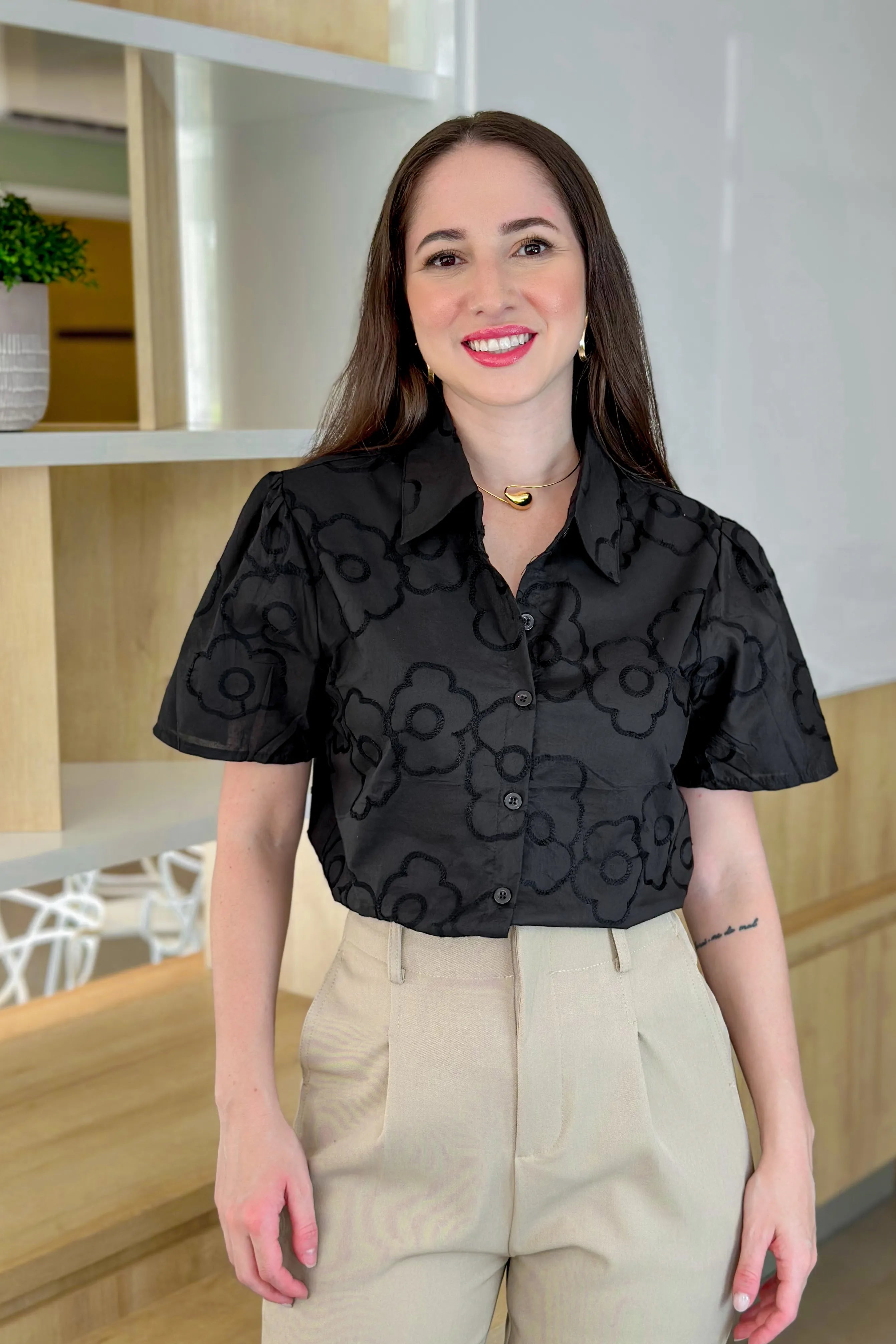 Camisa Manga Curta Detalhe Bordado Ângela Preta