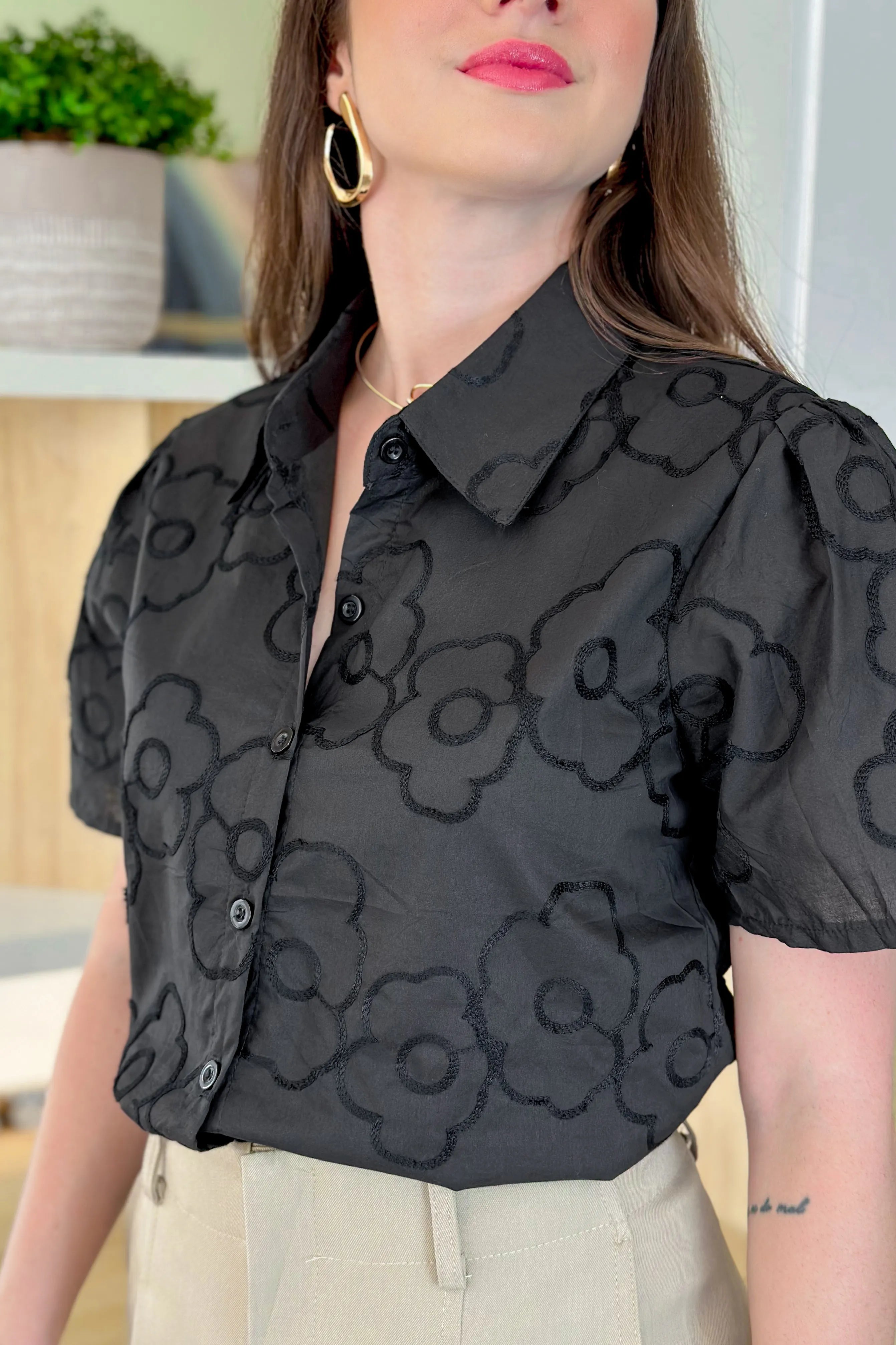 Camisa Manga Curta Detalhe Bordado Ângela Preta