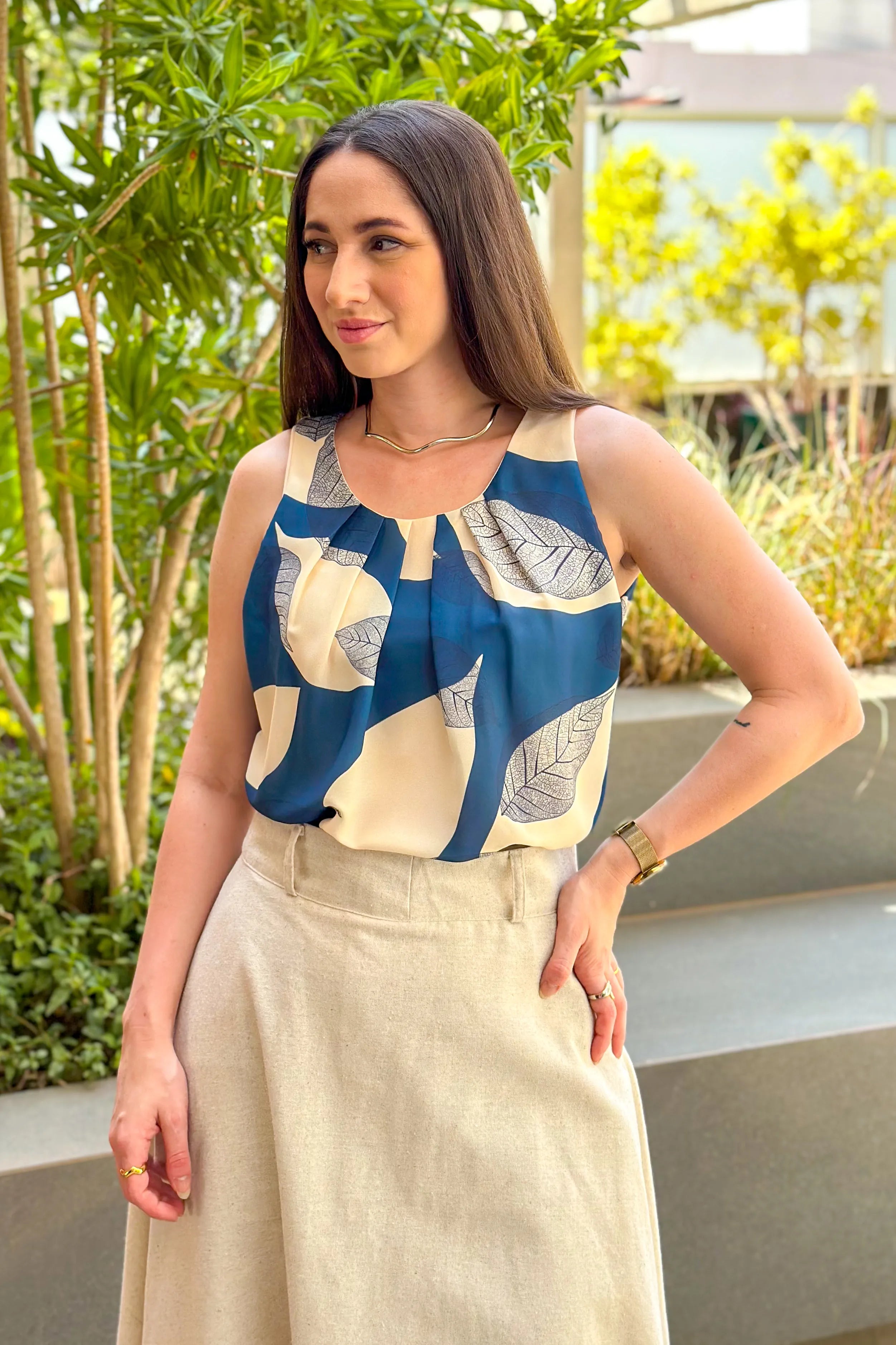 Blusa Regata Detalhe Pregas Colo Gabriele Estampada Azul