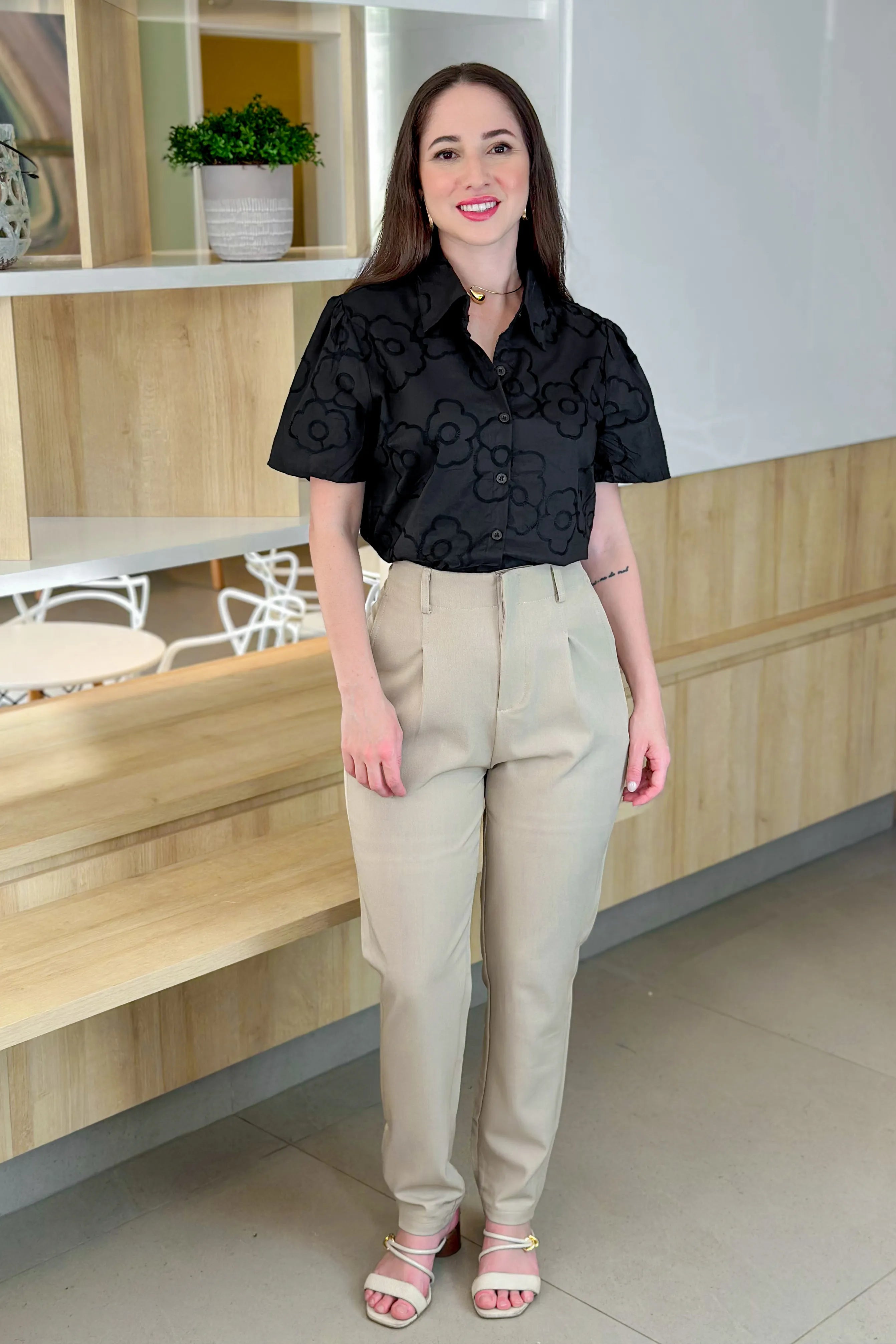 Camisa Manga Curta Detalhe Bordado Ângela Preta