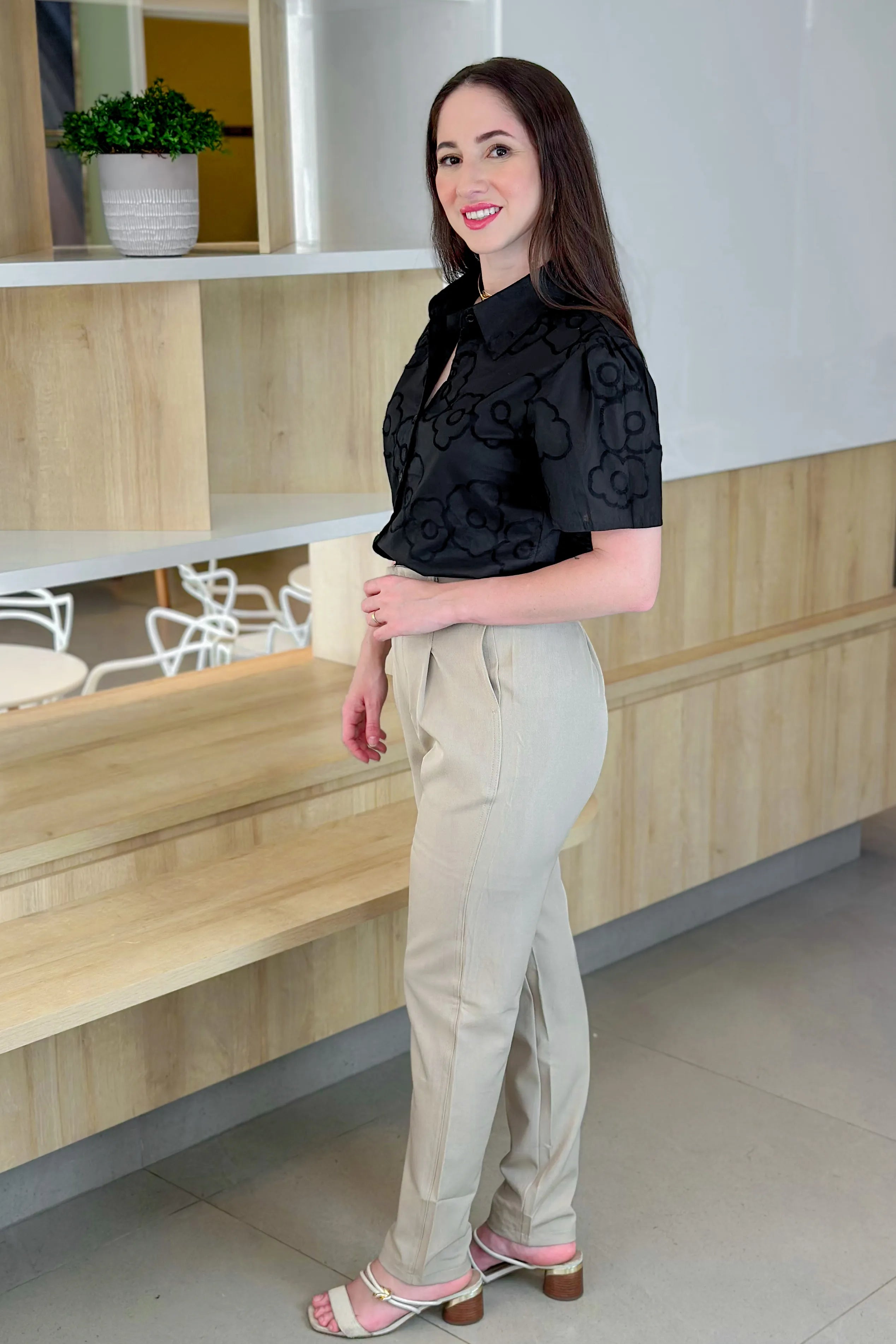 Camisa Manga Curta Detalhe Bordado Ângela Preta