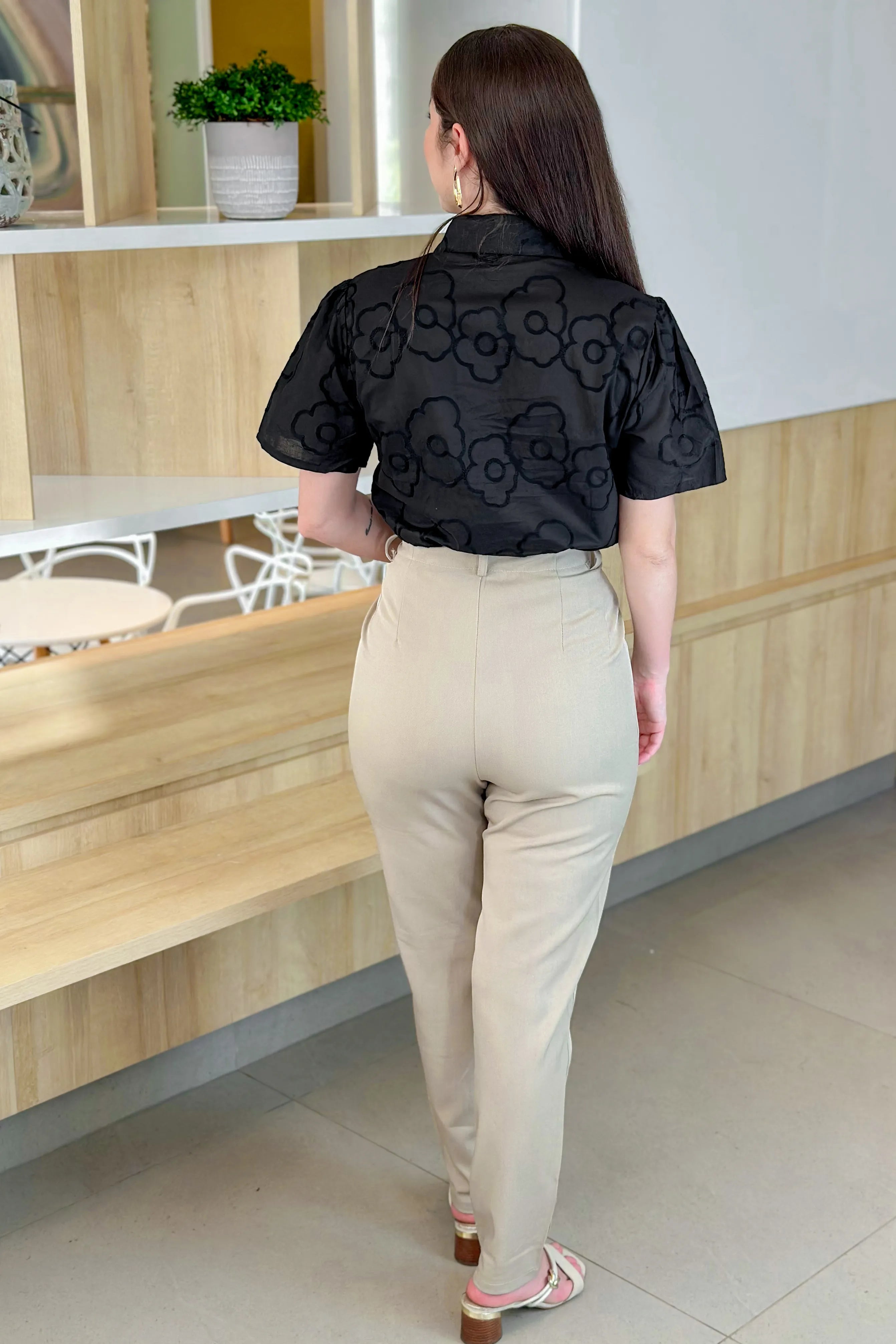 Camisa Manga Curta Detalhe Bordado Ângela Preta