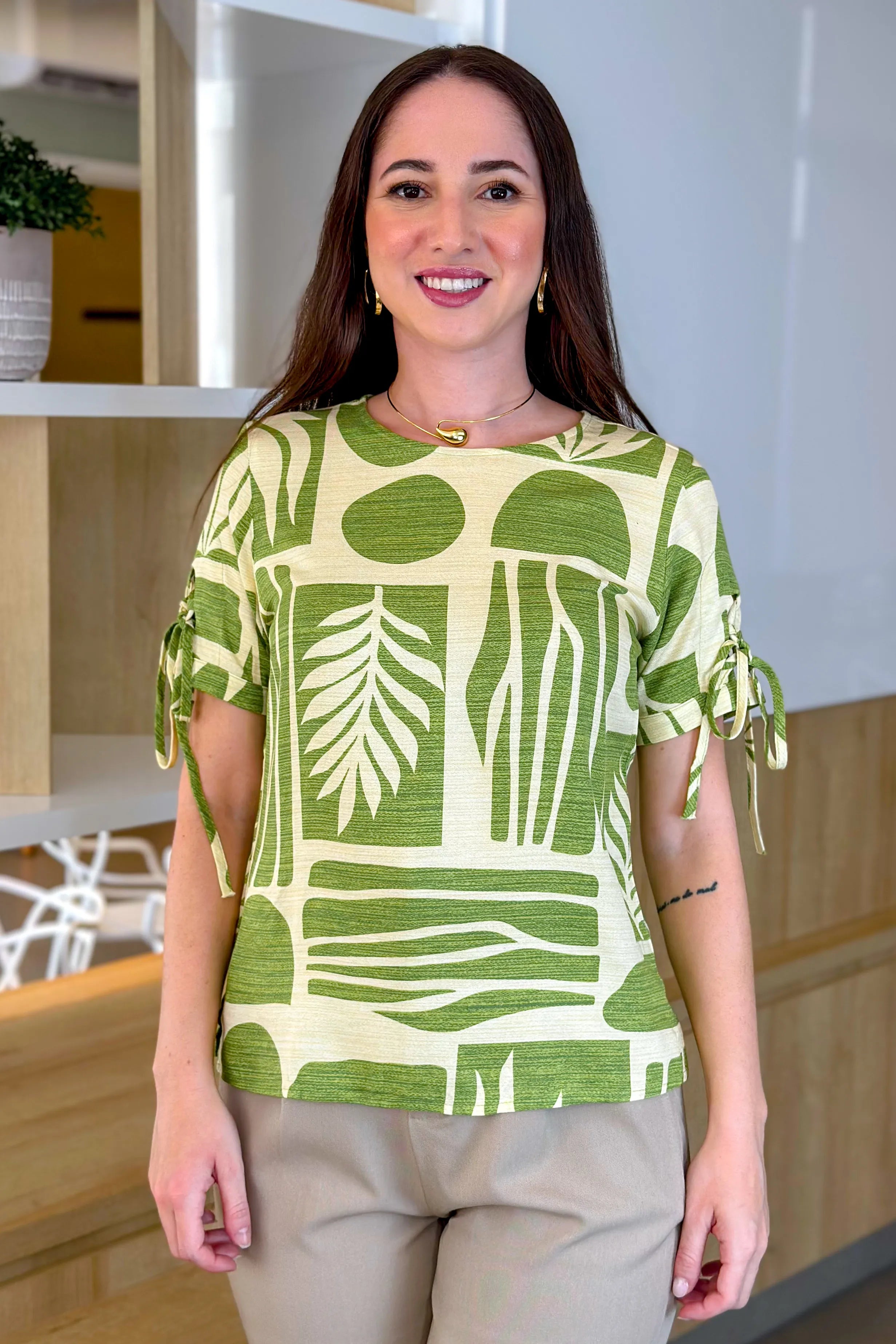 Blusa Manga Curta Detalhe Amarração Anair Estampada Verde