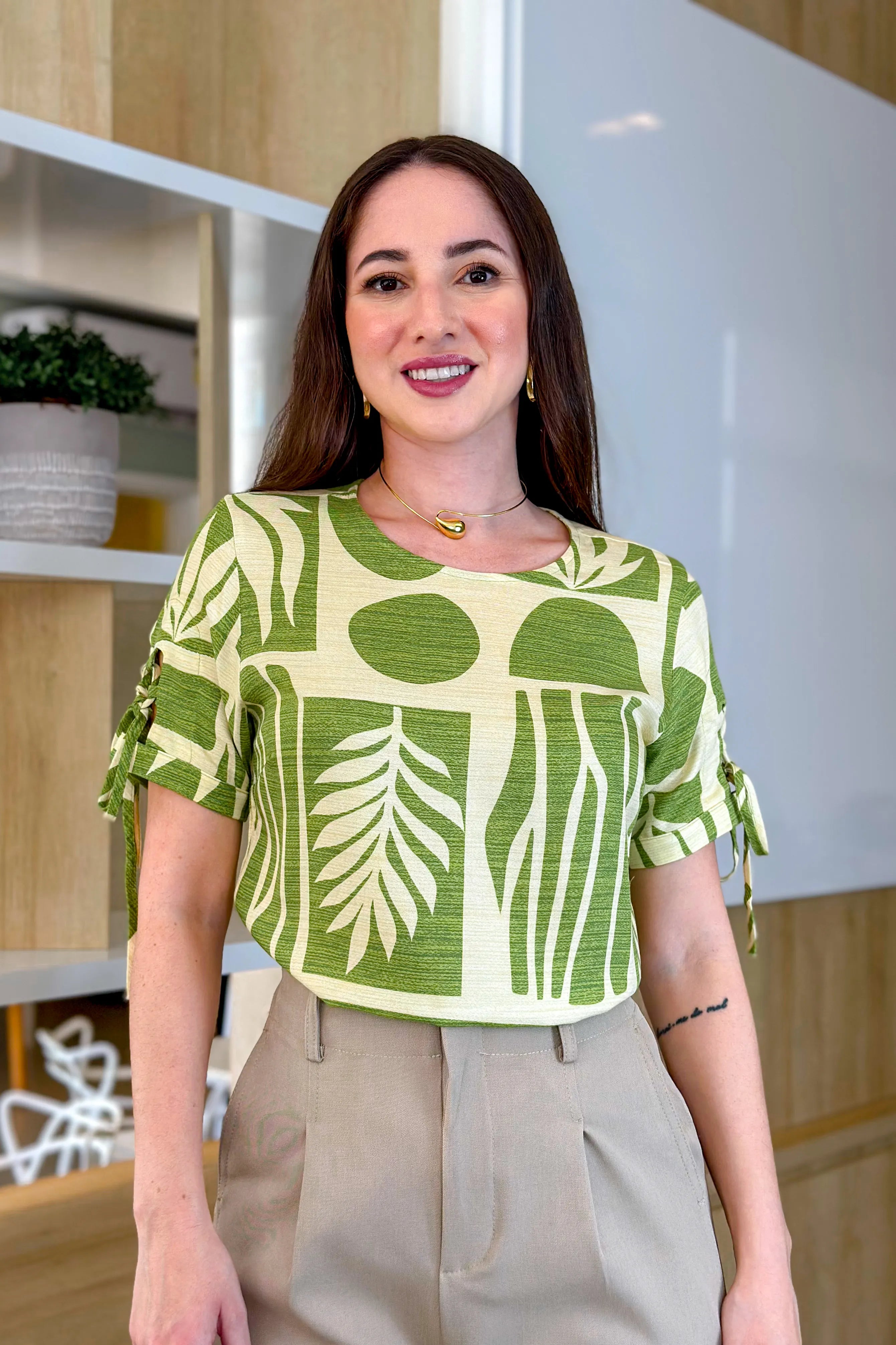 Blusa Manga Curta Detalhe Amarração Anair Estampada Verde