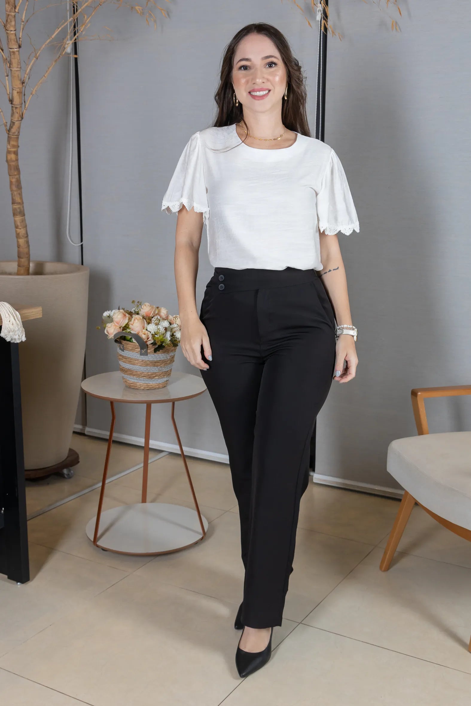 Blusa Manga Curta com Detalhes Bordados em Visco Soft Wanda Branca