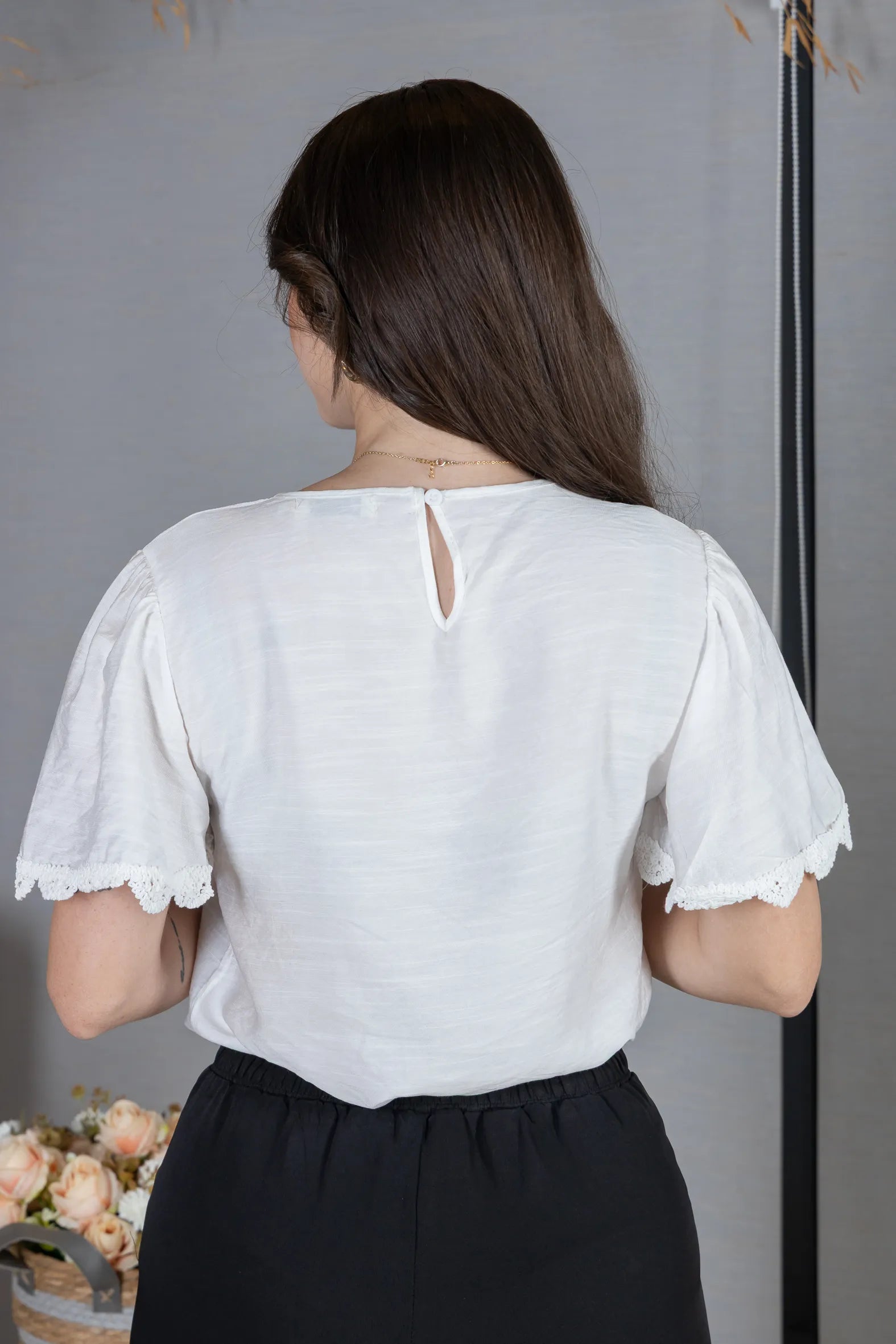 Blusa Manga Curta com Detalhes Bordados em Visco Soft Wanda Branca