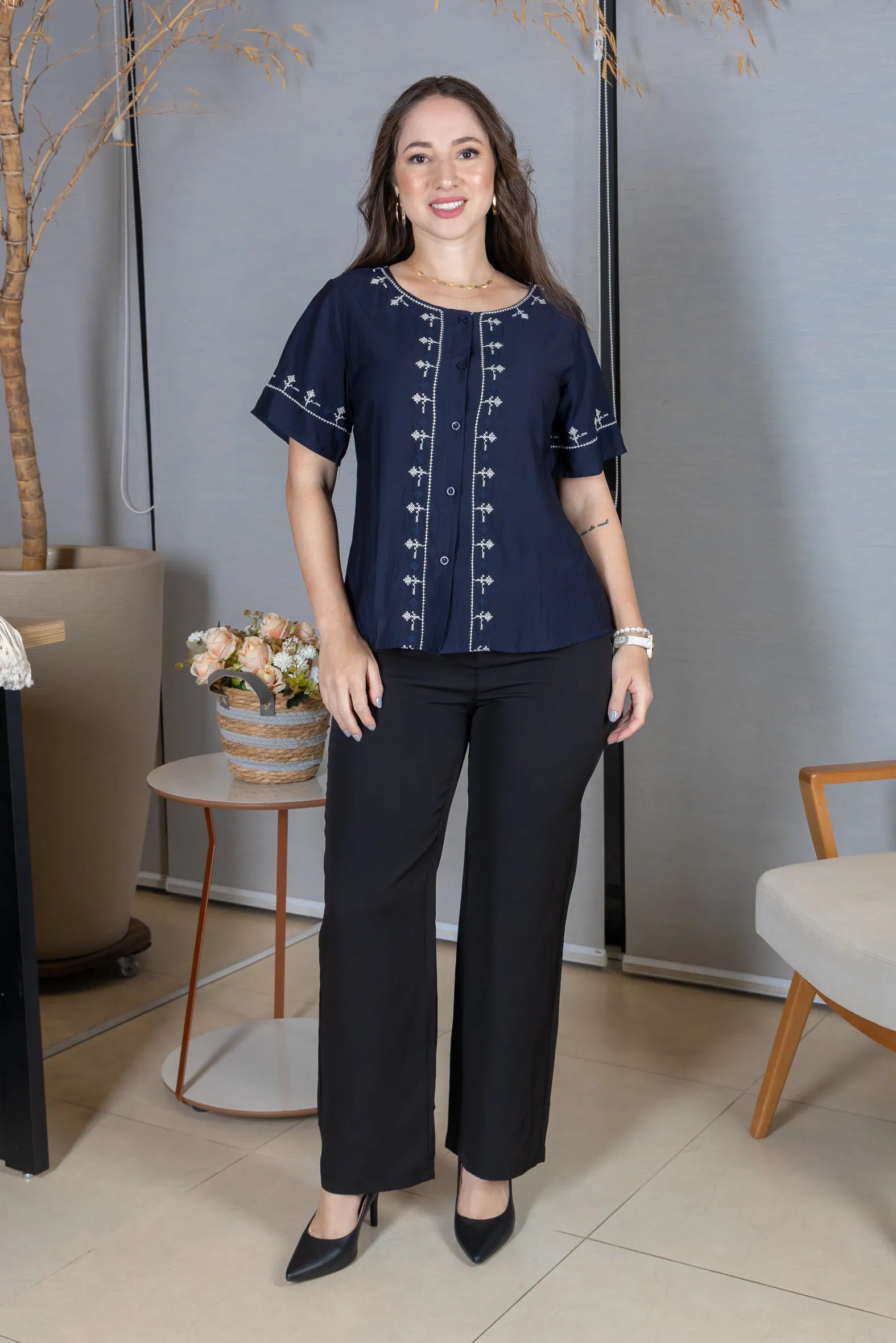Camisa Manga Curta Visco Brise com Detalhes Bordados e Fechamento por Botões Sophia Azul Marinho