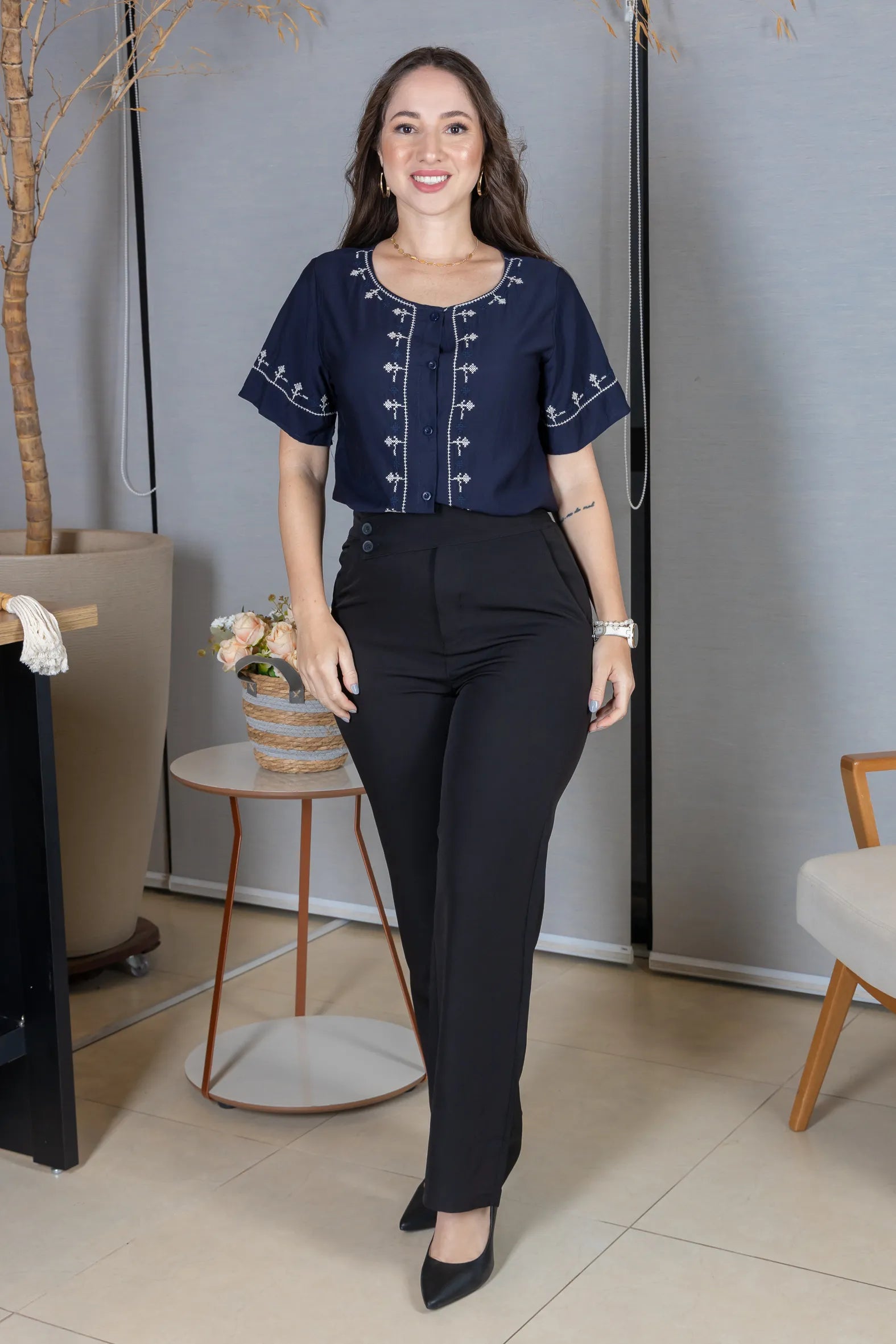 Camisa Manga Curta Visco Brise com Detalhes Bordados e Fechamento por Botões Sophia Azul Marinho