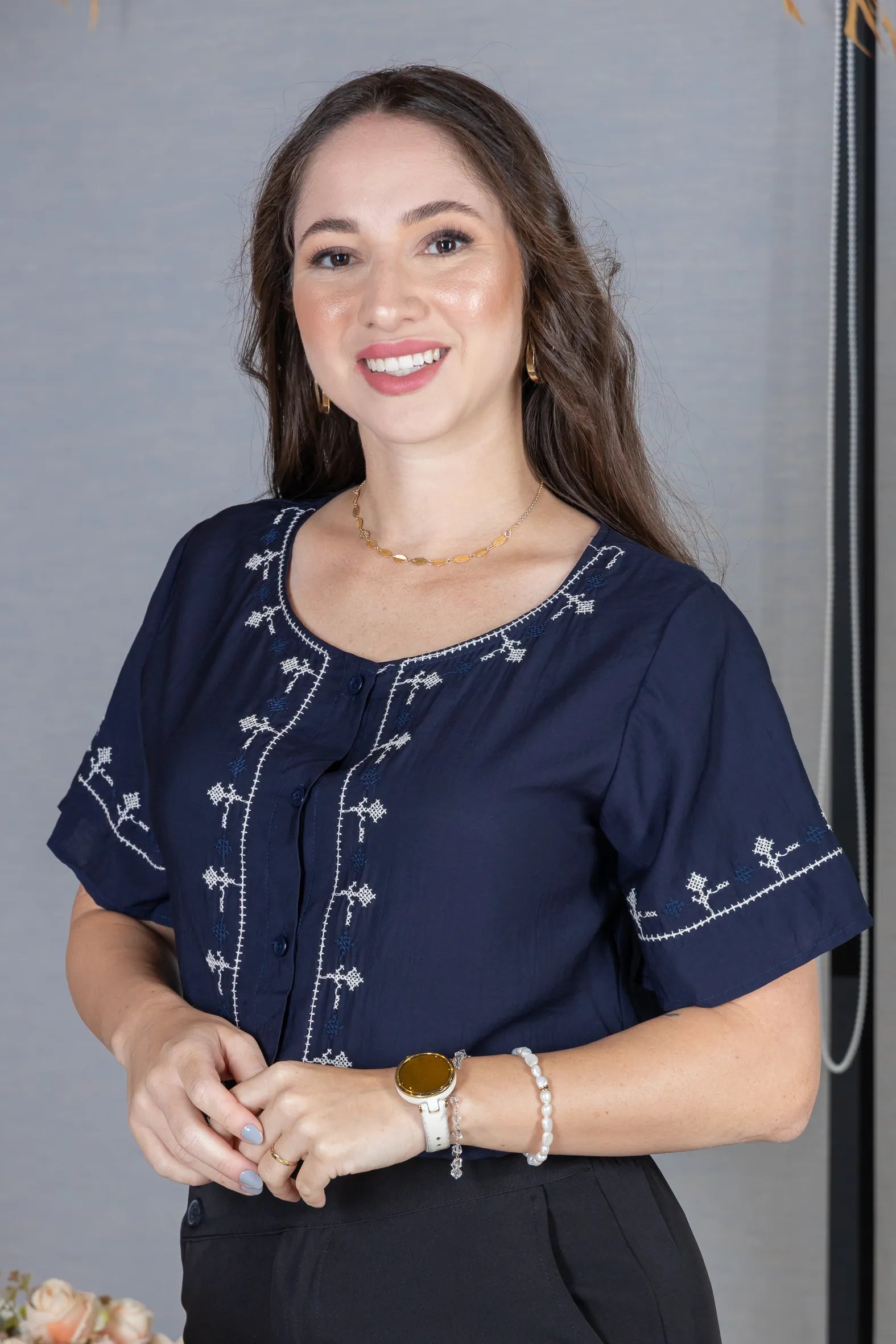 Camisa Manga Curta Visco Brise com Detalhes Bordados e Fechamento por Botões Sophia Azul Marinho