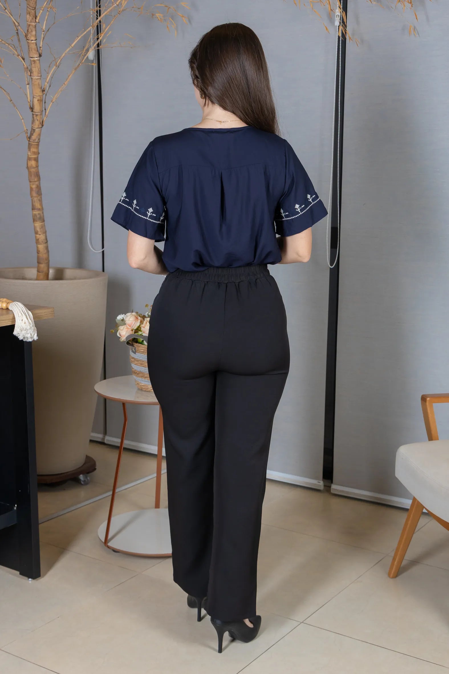 Camisa Manga Curta Visco Brise com Detalhes Bordados e Fechamento por Botões Sophia Azul Marinho