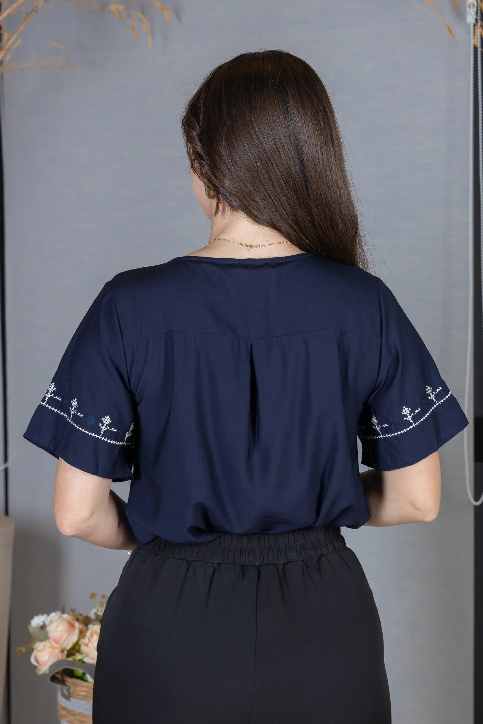 Camisa Manga Curta Visco Brise com Detalhes Bordados e Fechamento por Botões Sophia Azul Marinho