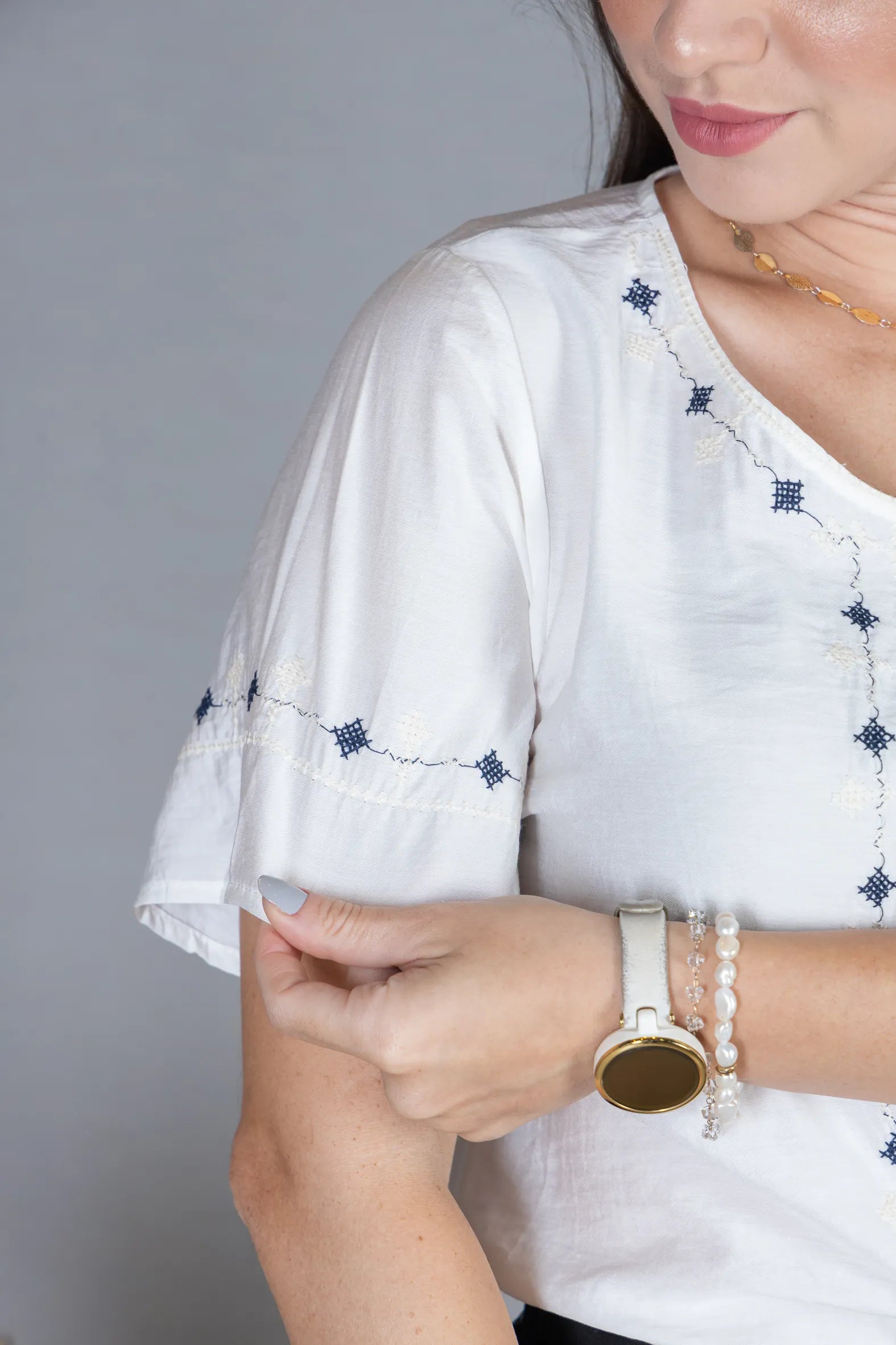 Camisa Manga Curta Visco Brise com Detalhes Bordados e Fechamento por Botões Sophia Branca