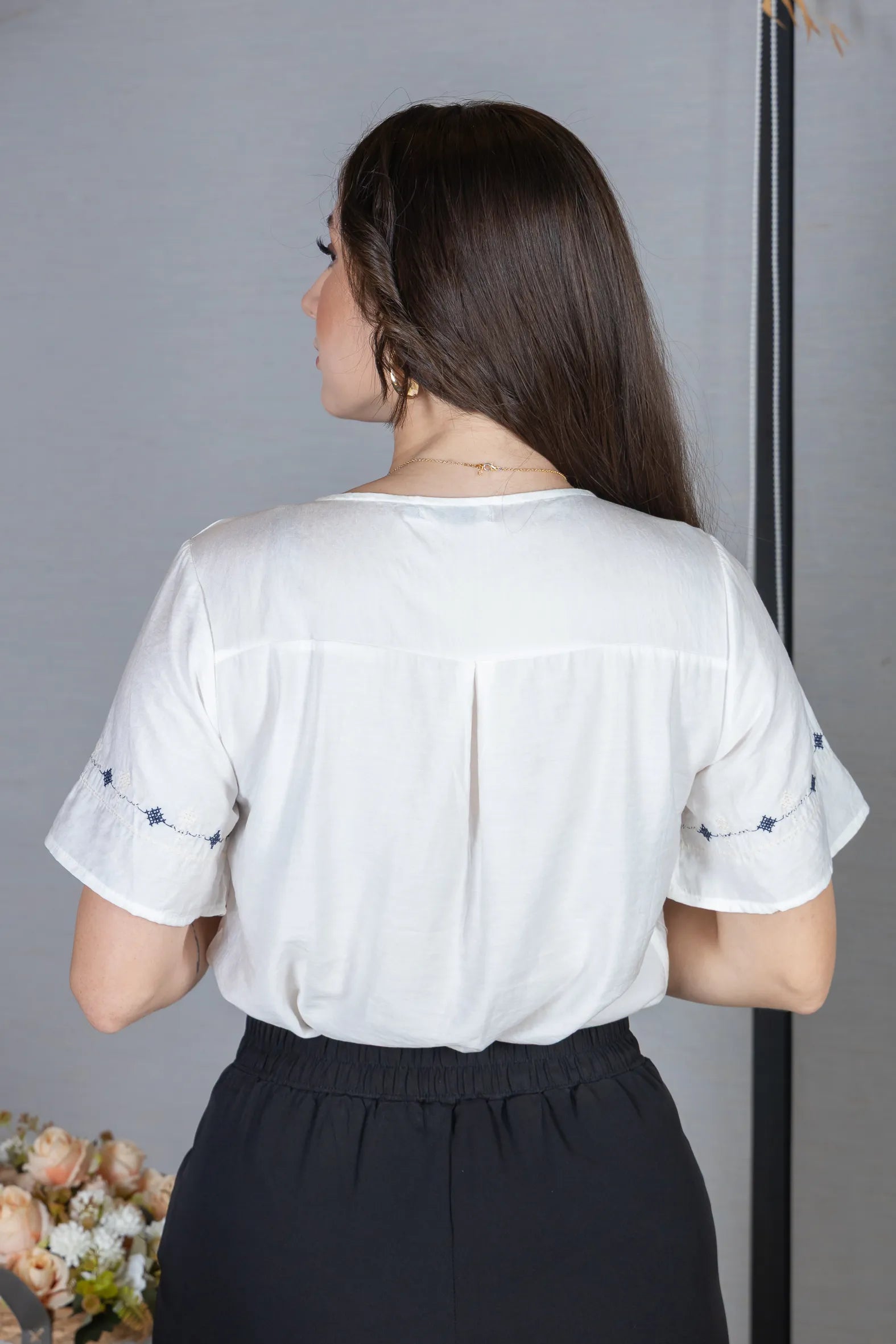 Camisa Manga Curta Visco Brise com Detalhes Bordados e Fechamento por Botões Sophia Branca