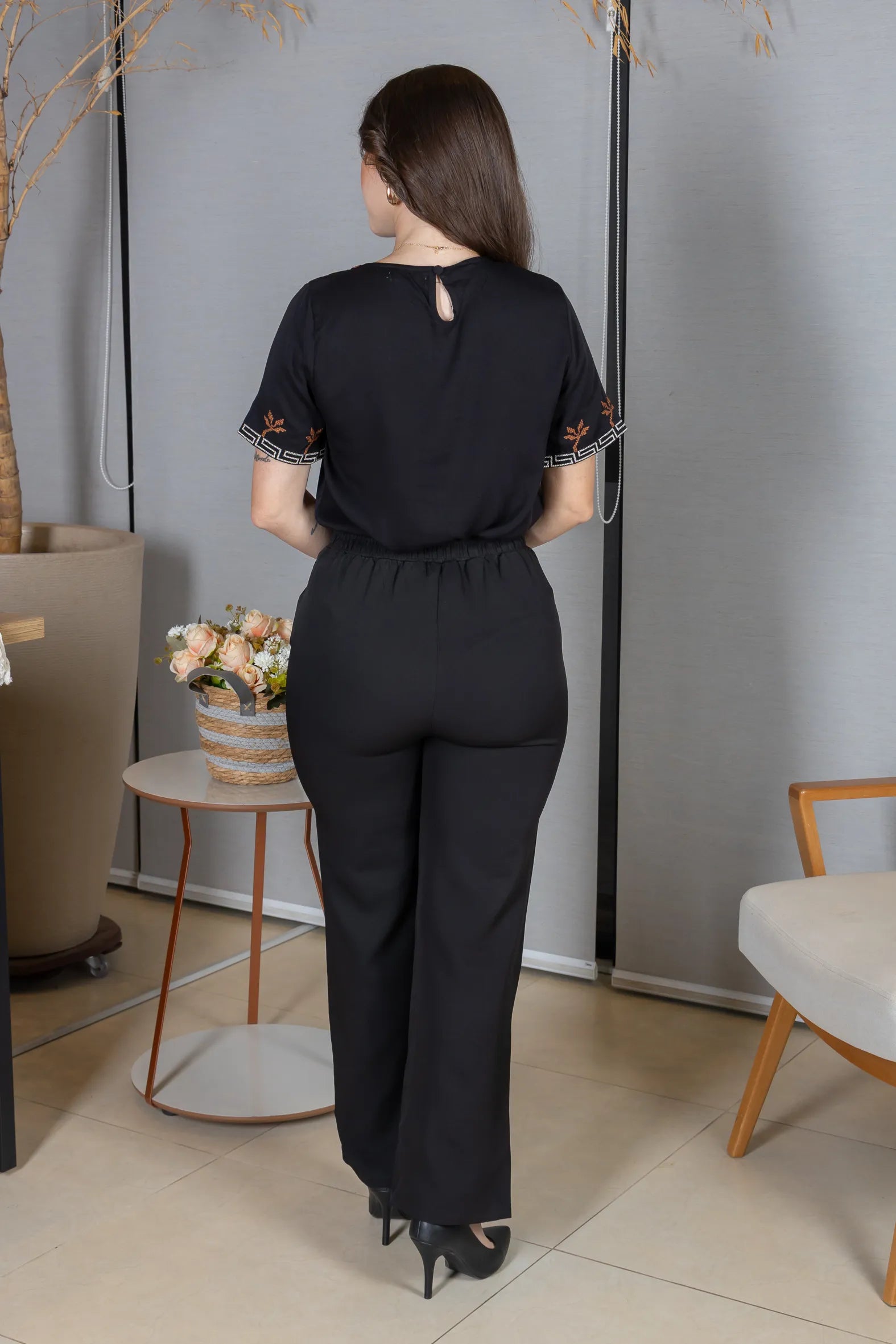 Blusa Manga Curta em Visco Mix com Detalhes Bordados Catarina Preta