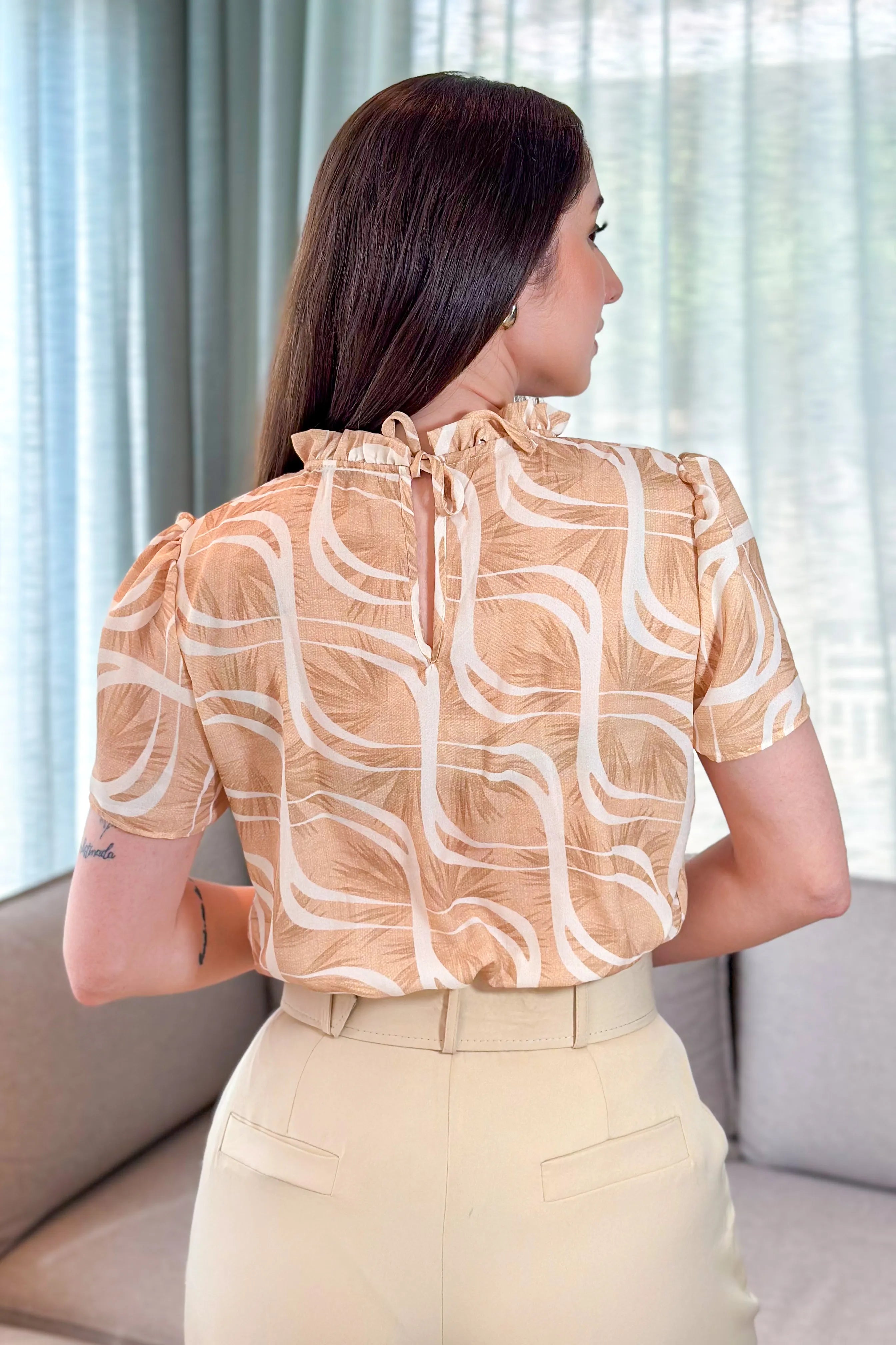 Blusa Manga Curta Detalhe Babados Flávia Estampada Bege