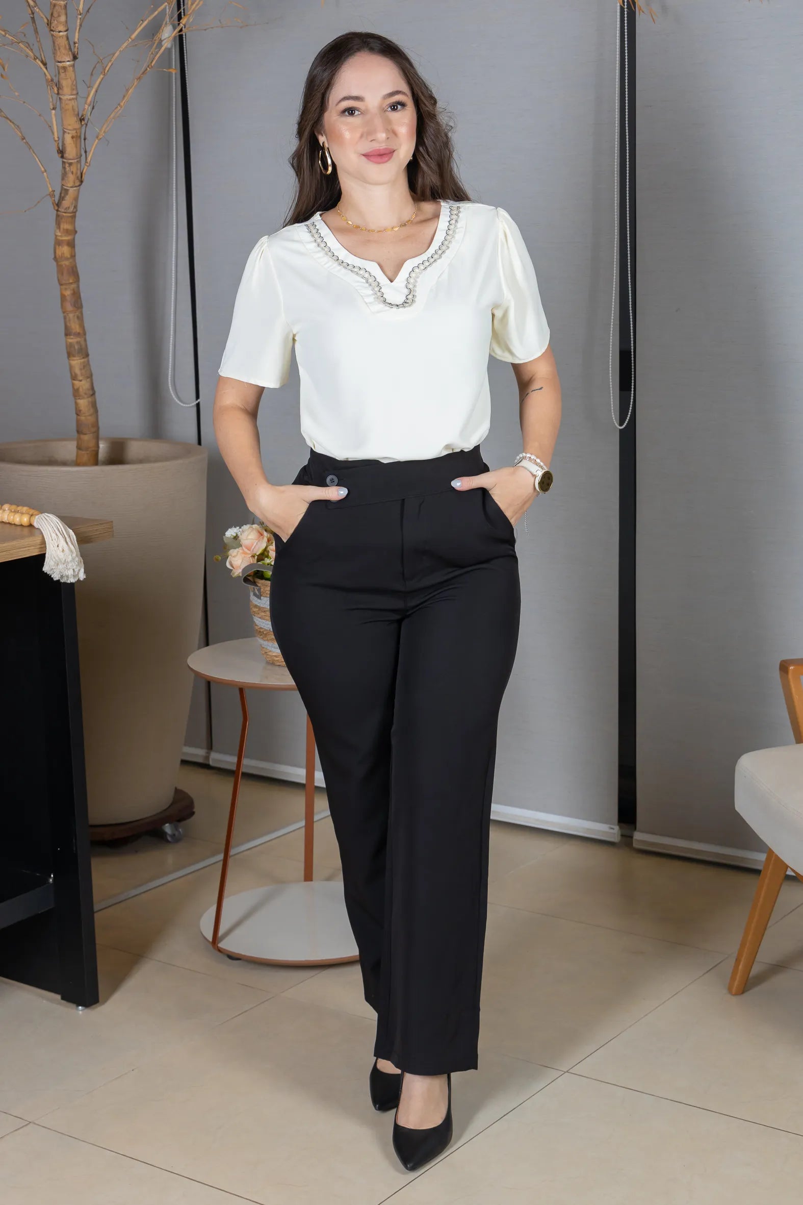 Blusa Manga Curta em Crepe Classic com Decote em "V" e Bordados no Colo Laura Amarelo Manteiga
