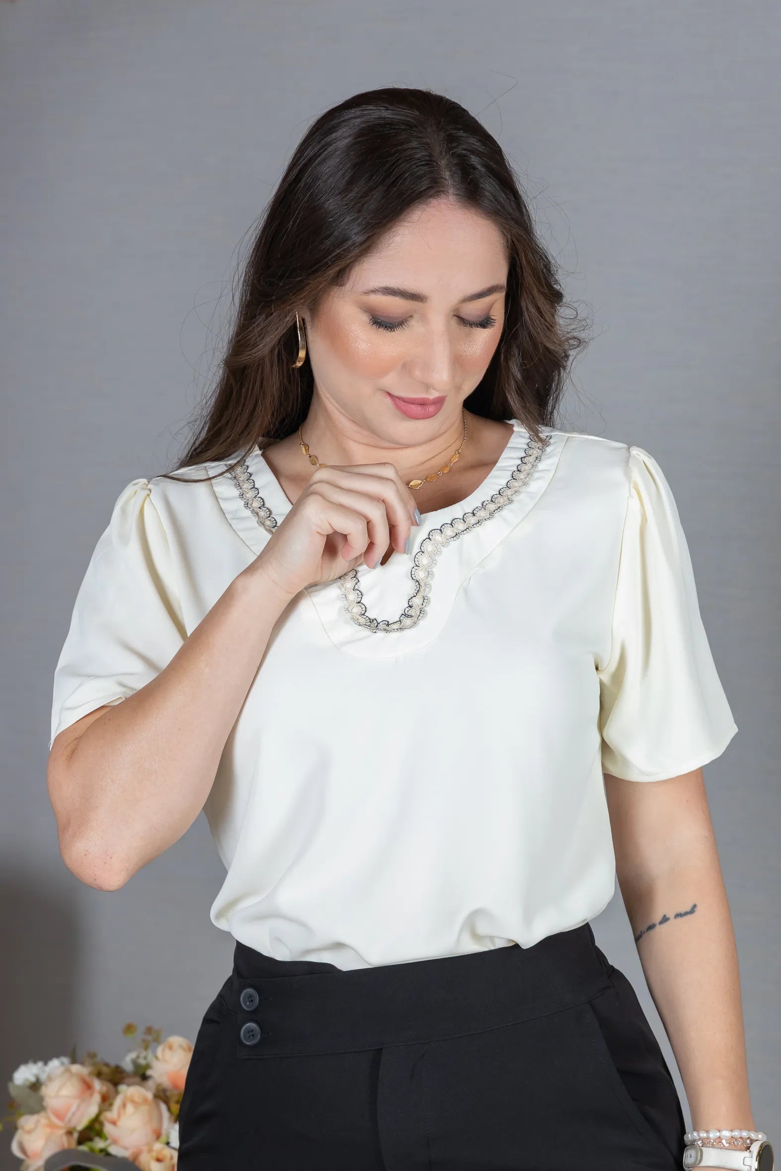 Blusa Manga Curta em Crepe Classic com Decote em "V" e Bordados no Colo Laura Amarelo Manteiga
