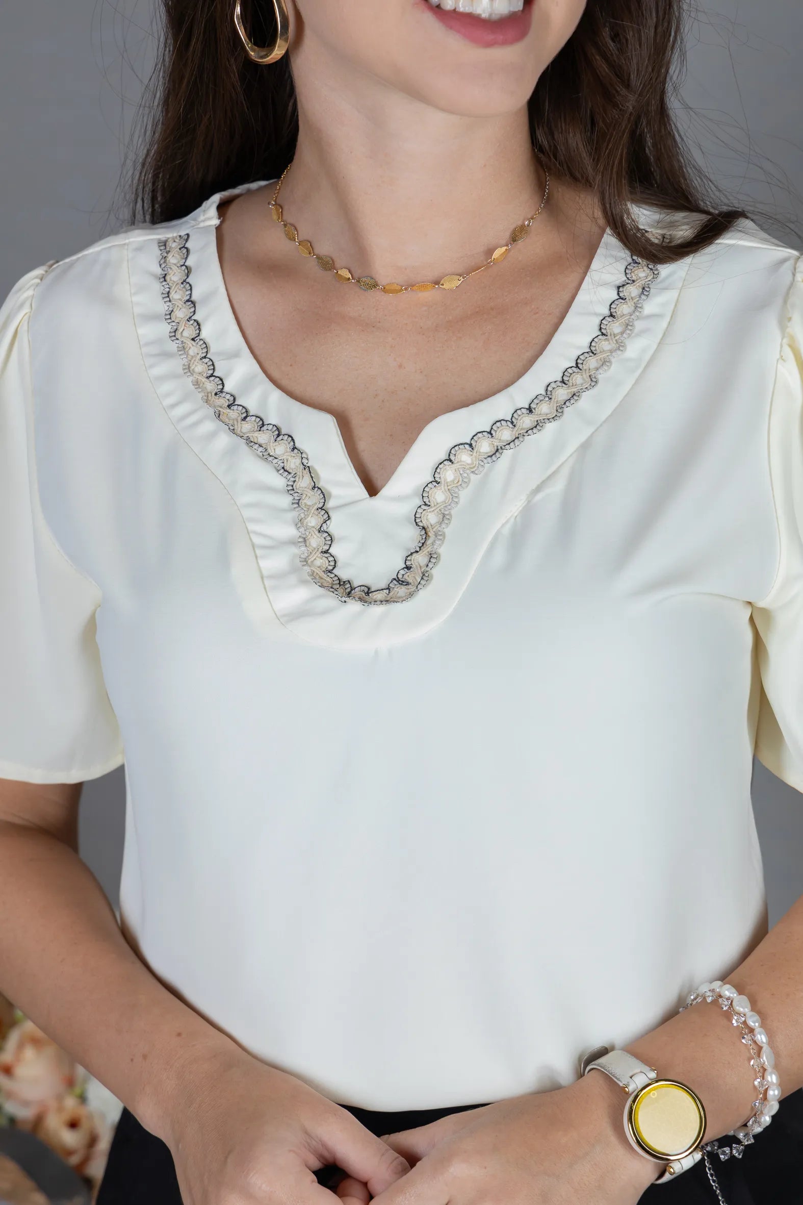 Blusa Manga Curta em Crepe Classic com Decote em "V" e Bordados no Colo Laura Amarelo Manteiga