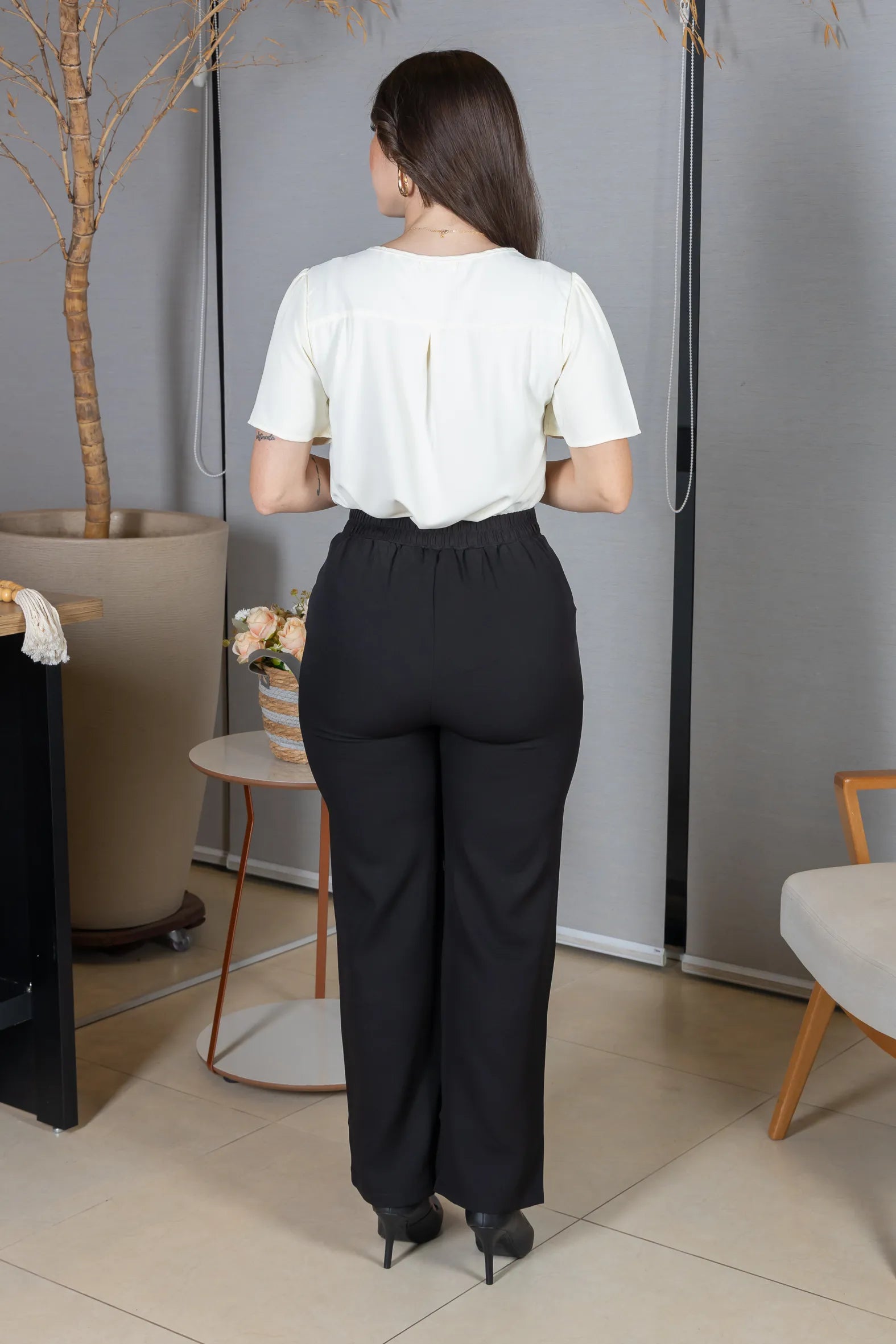 Blusa Manga Curta em Crepe Classic com Decote em "V" e Bordados no Colo Laura Amarelo Manteiga