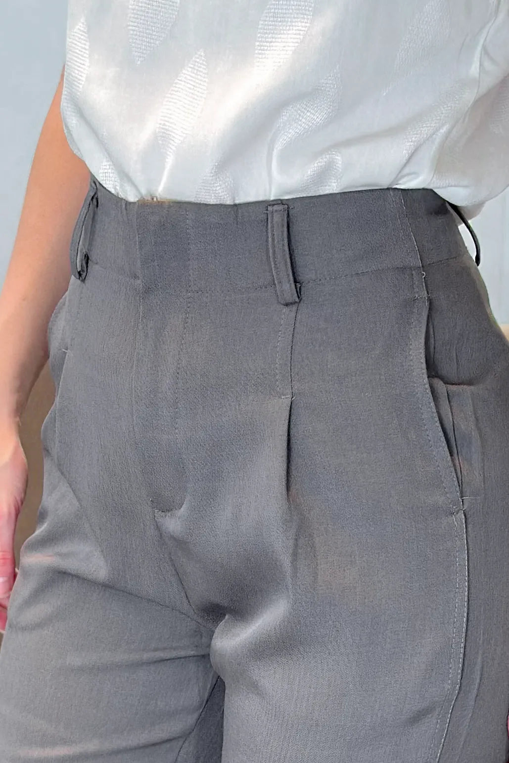 Calça Corte Reto Alfaiataria Detalhe Pregas Daiane Cinza