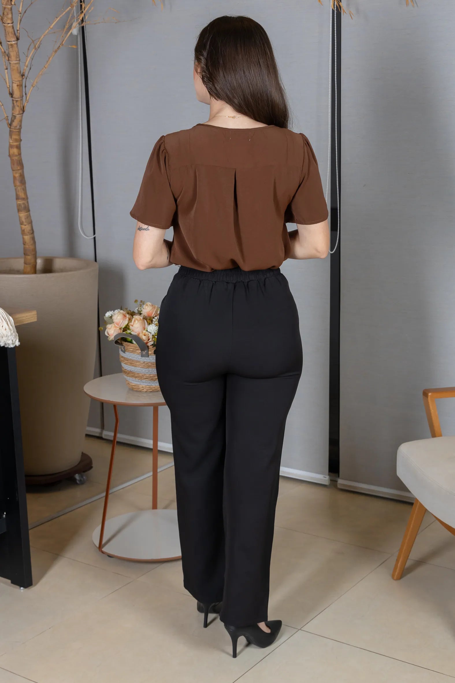 Blusa Manga Curta em Crepe Classic com Decote em "V" e Bordados no Colo Laura Marrom