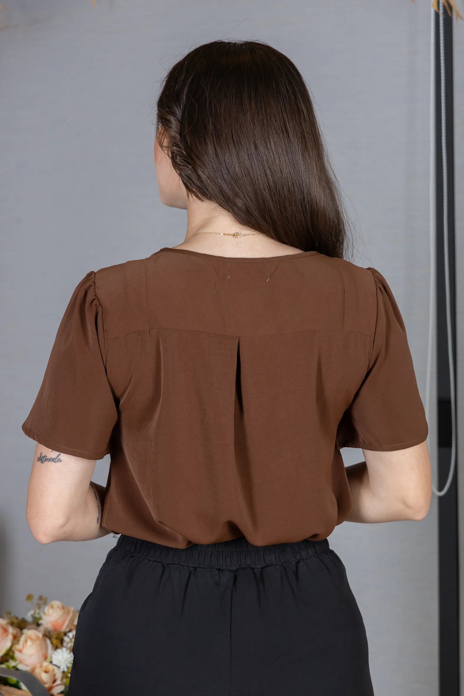 Blusa Manga Curta em Crepe Classic com Decote em "V" e Bordados no Colo Laura Marrom