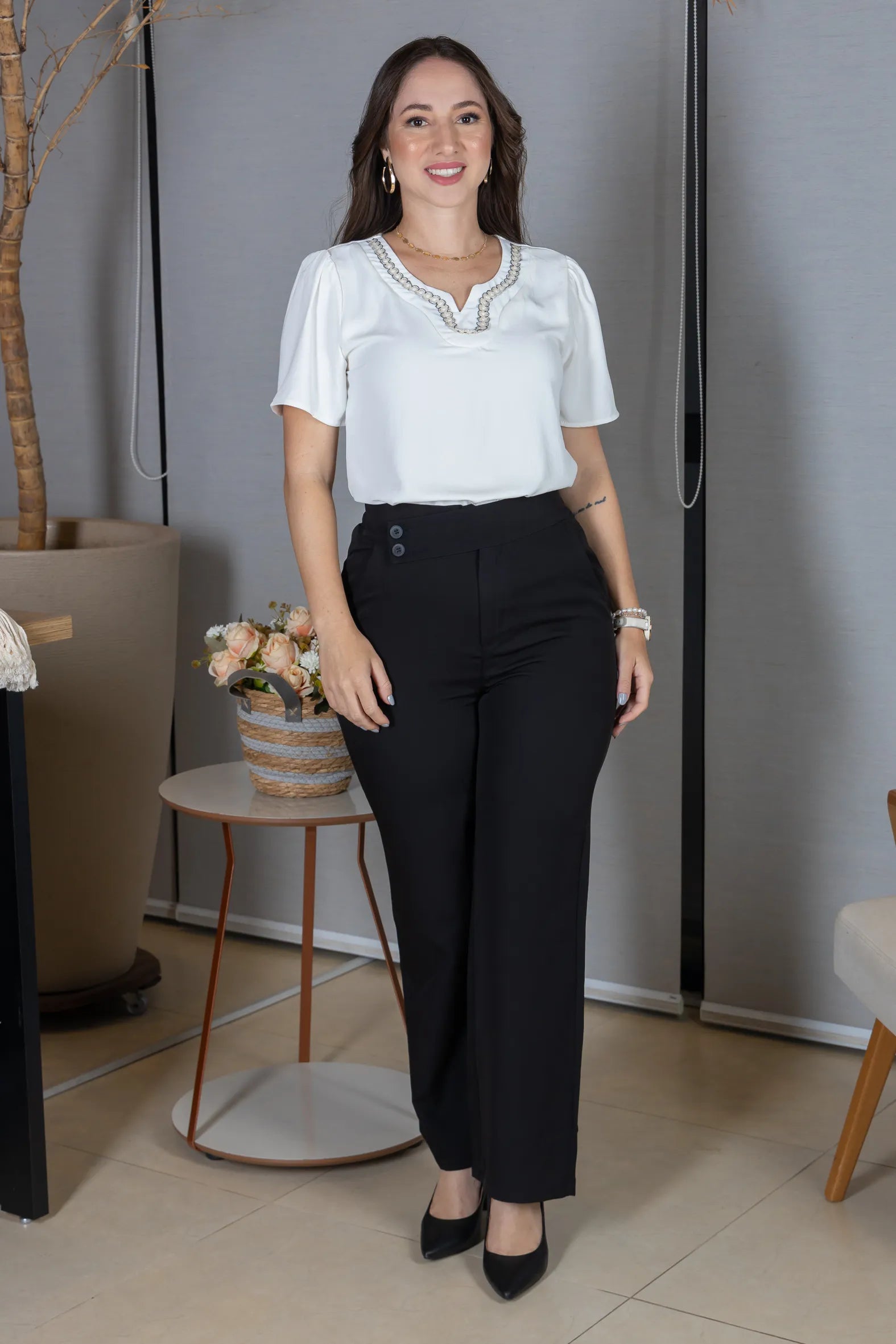 Blusa Manga Curta em Crepe Classic com Decote em "V" e Bordados no Colo Laura Branca