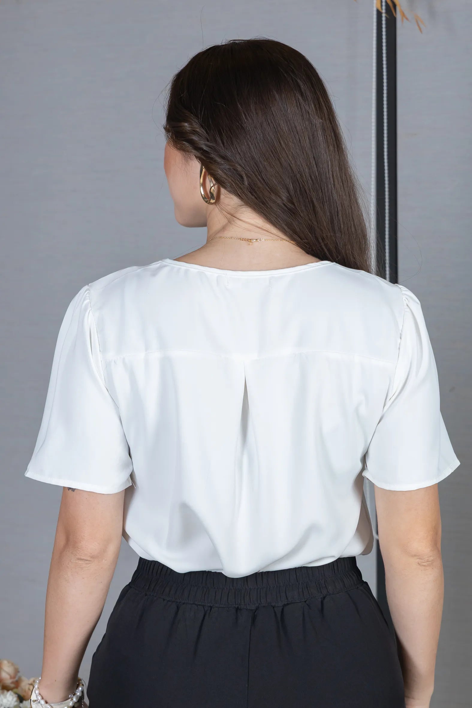 Blusa Manga Curta em Crepe Classic com Decote em "V" e Bordados no Colo Laura Branca
