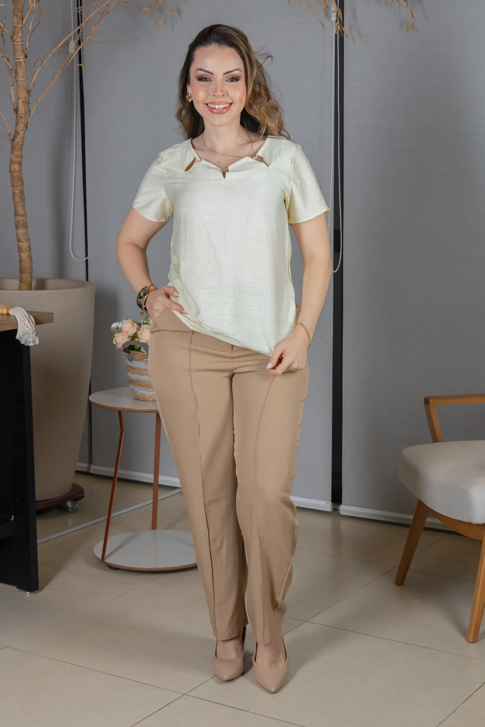 Blusa Manga Curta Crepe Comfort Recortes em "V" com Pedraria Sandra Amarelo Manteiga