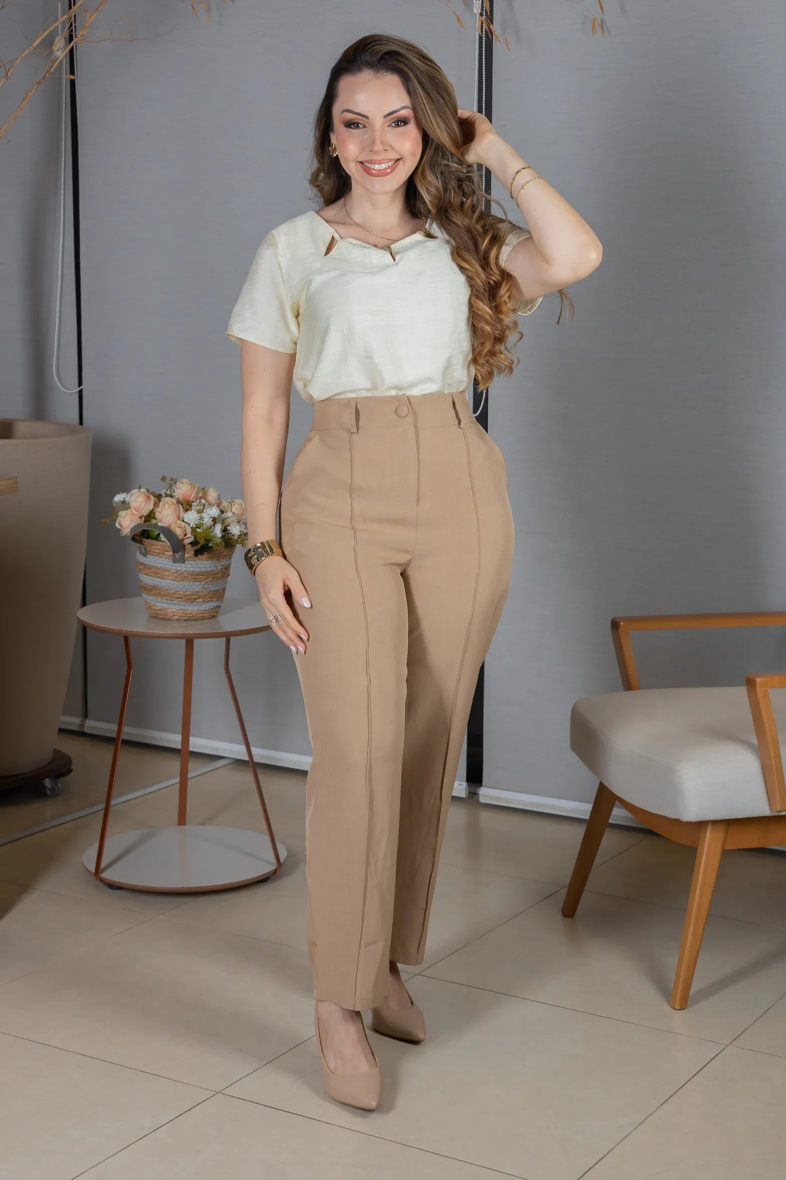 Blusa Manga Curta Crepe Comfort Recortes em "V" com Pedraria Sandra Amarelo Manteiga