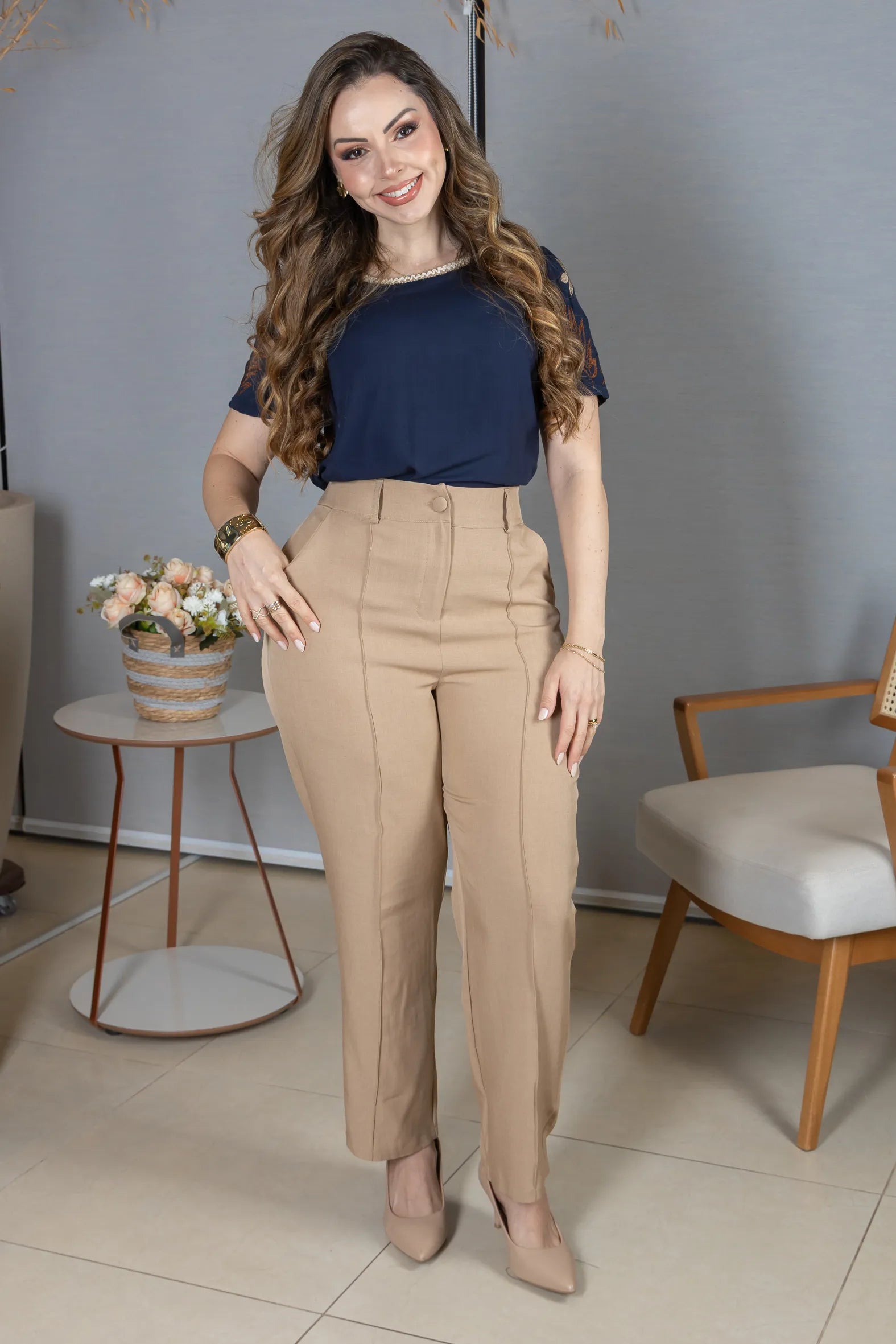 Blusa Manga Curta em Visco-Linho com Detalhes Bordados Flora Azul Marinho