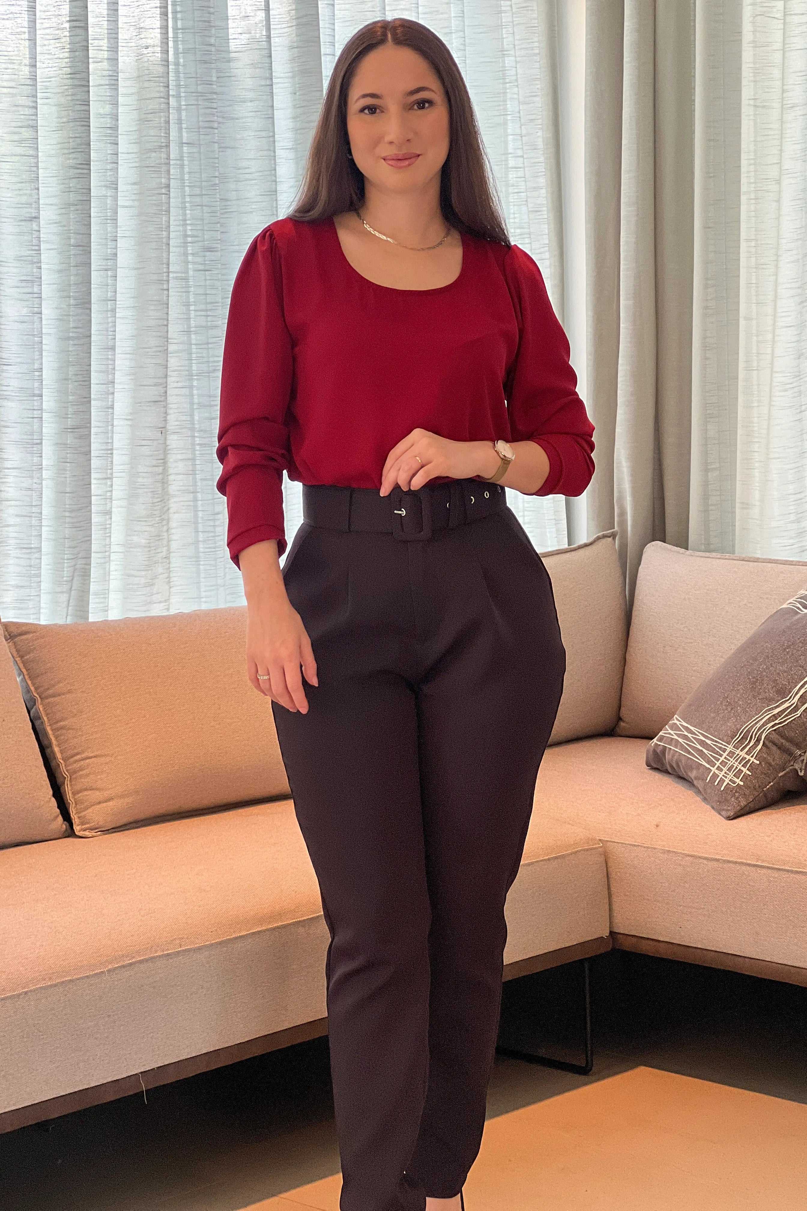 Conjunto: Blusa Manga Longa Decote Redondo Marli Bordo + Calça Cinto Encapado Cenoura Preta