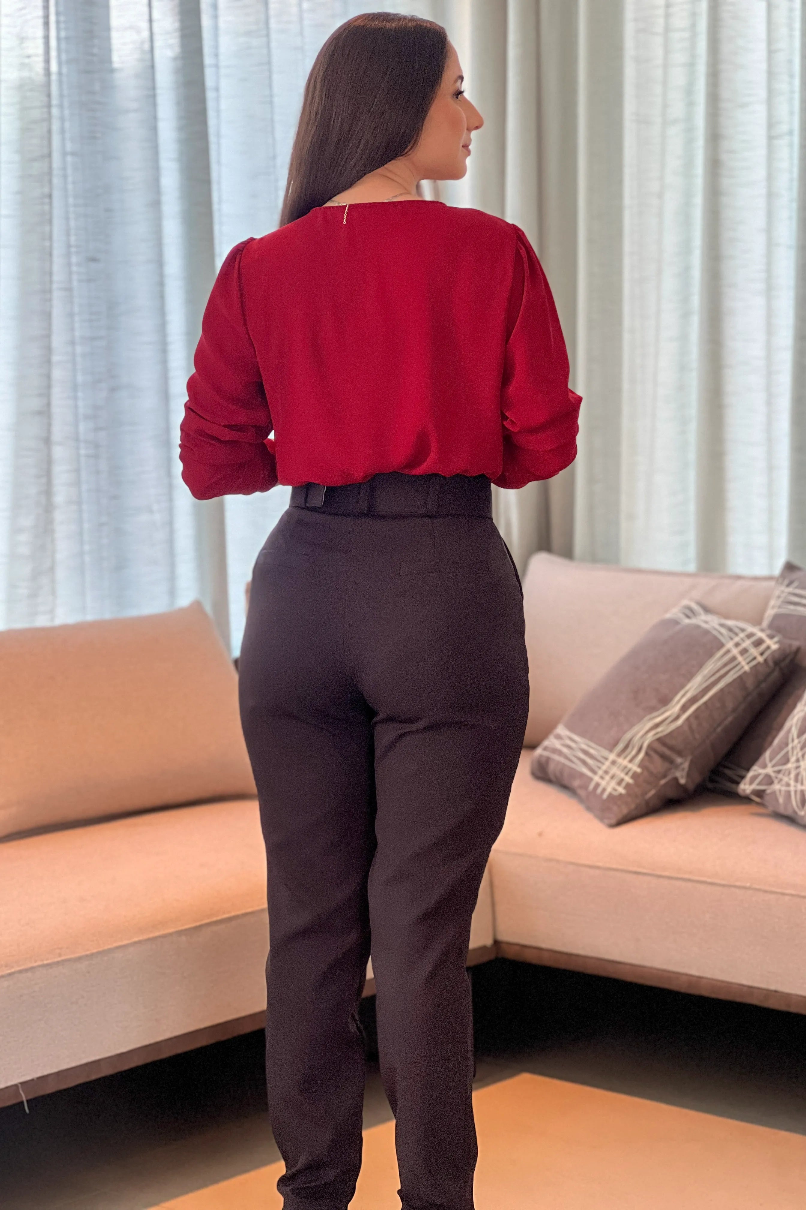 Conjunto: Blusa Manga Longa Decote Redondo Marli Bordo + Calça Cinto Encapado Cenoura Preta