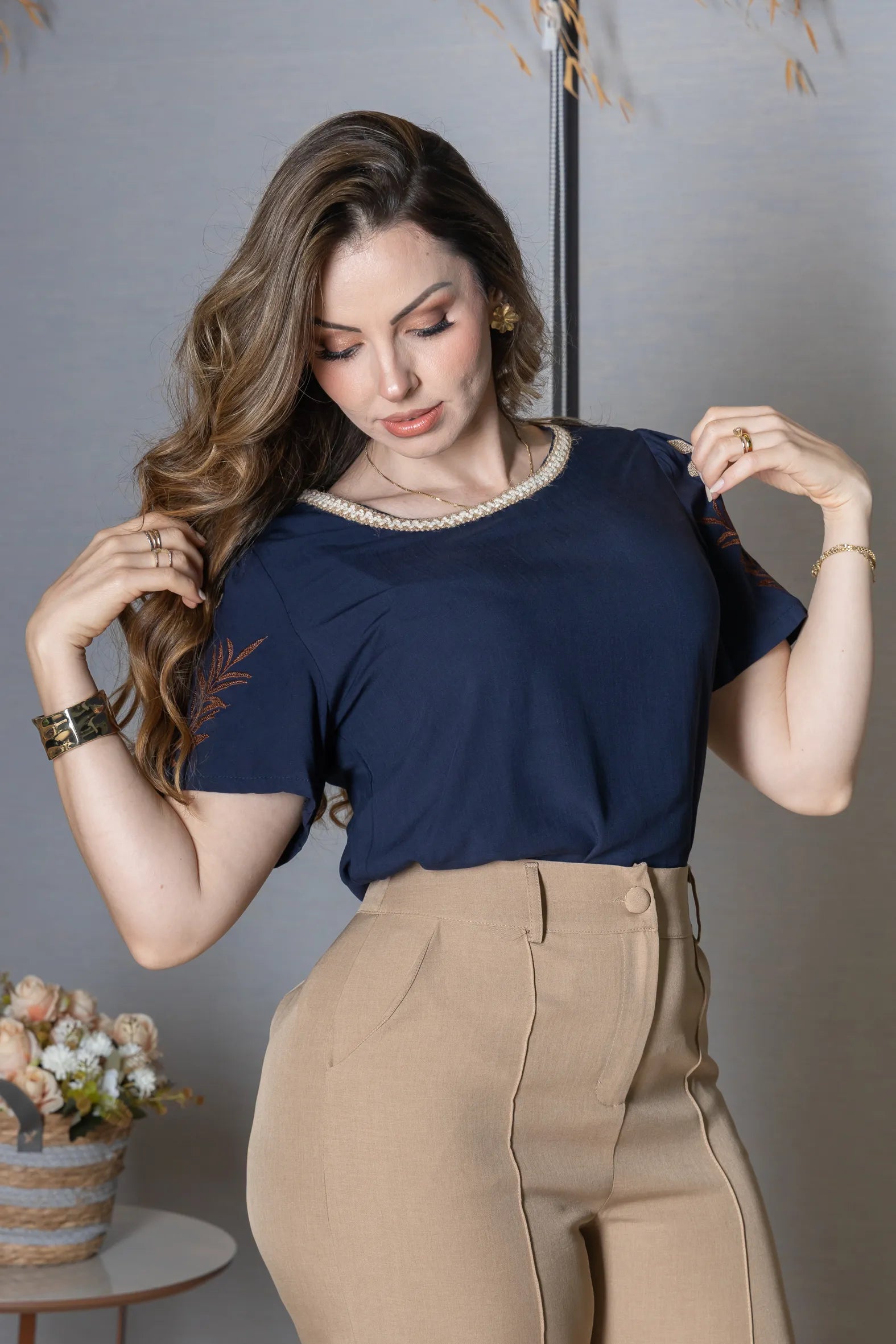 Blusa Manga Curta em Visco-Linho com Detalhes Bordados Flora Azul Marinho