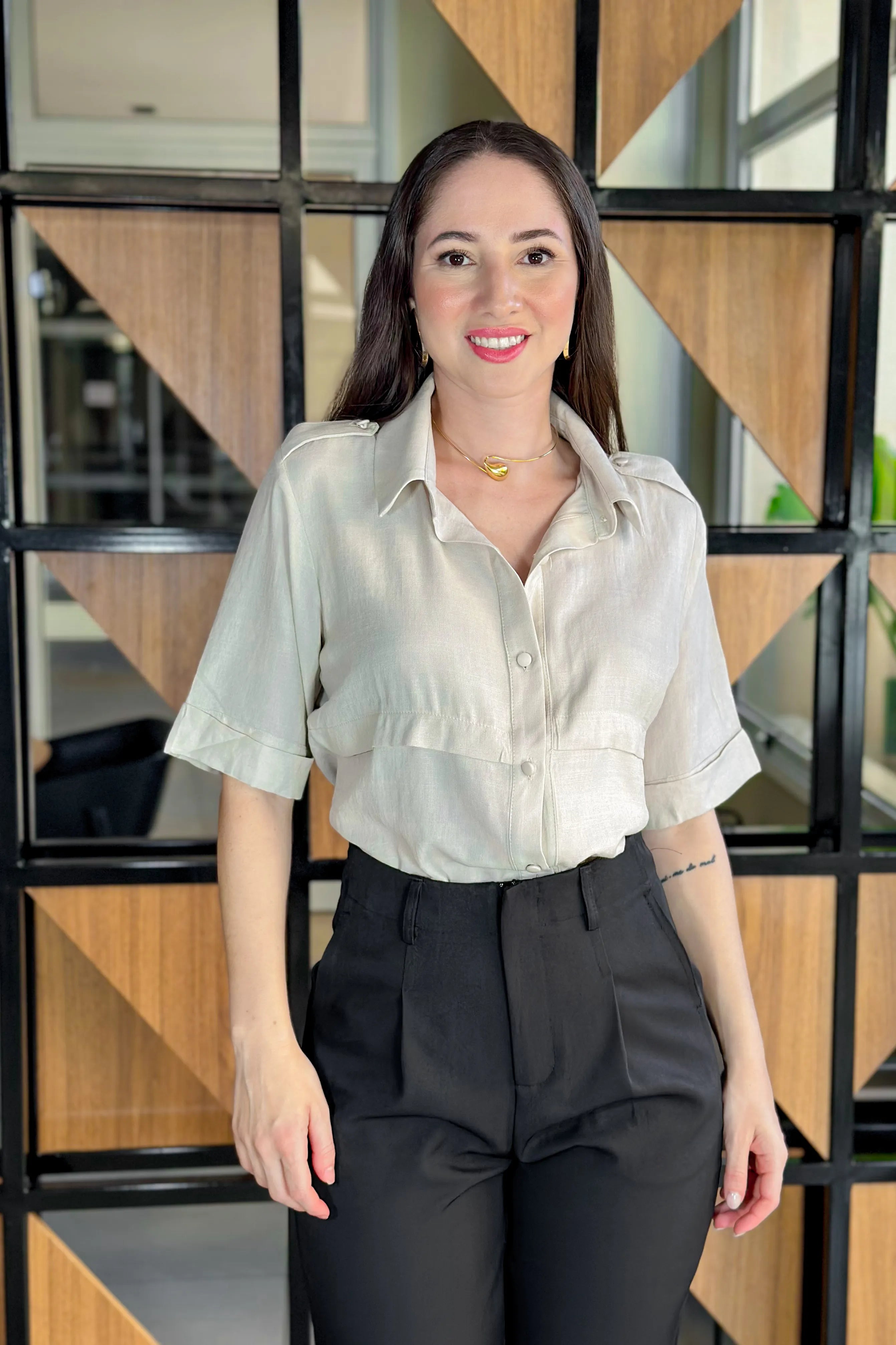 Camisa Manga Curta Visco Soft Detalhe Ombro Elis Creme