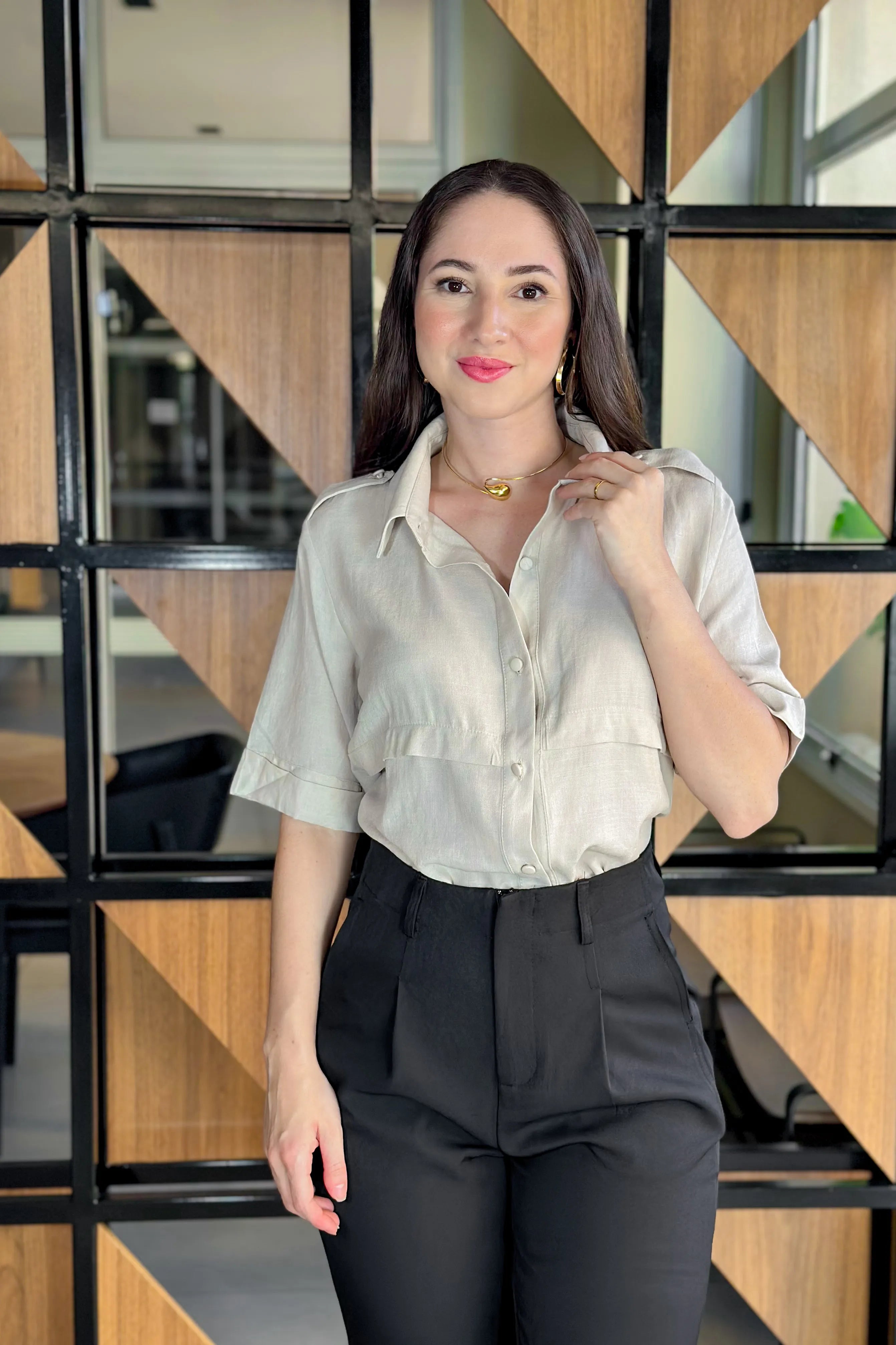 Camisa Manga Curta Visco Soft Detalhe Ombro Elis Creme