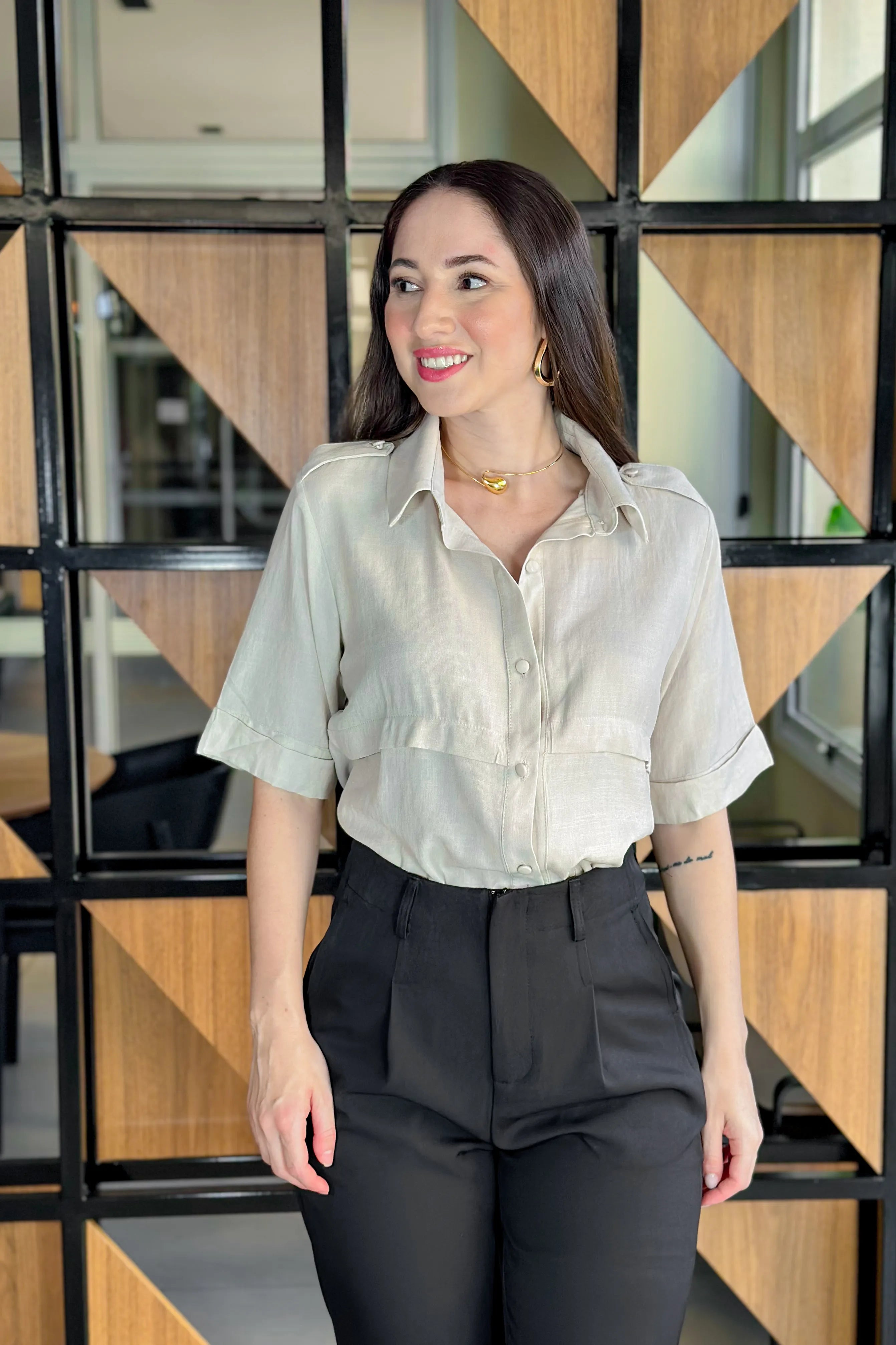 Camisa Manga Curta Visco Soft Detalhe Ombro Elis Creme