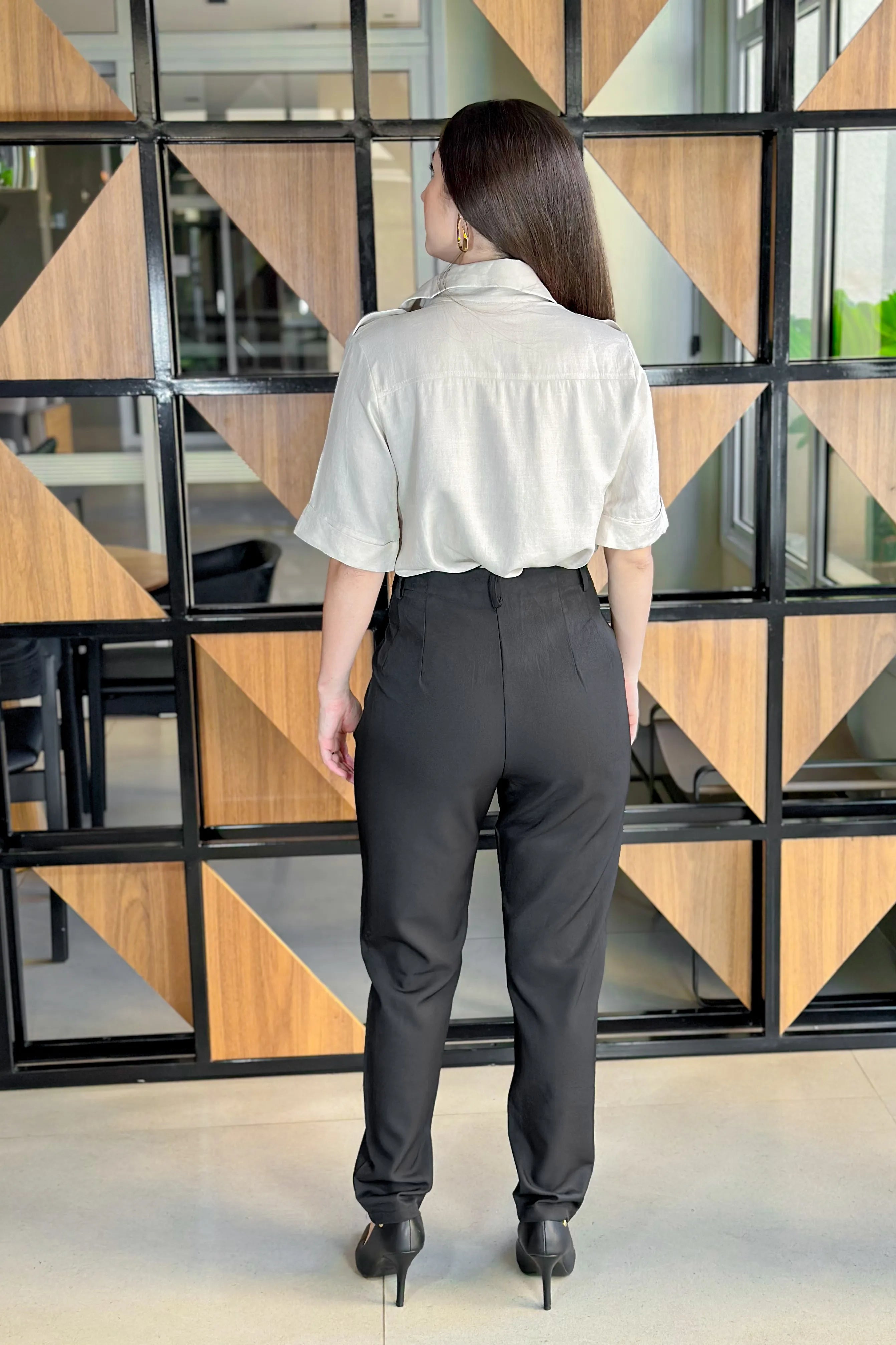 Camisa Manga Curta Visco Soft Detalhe Ombro Elis Creme