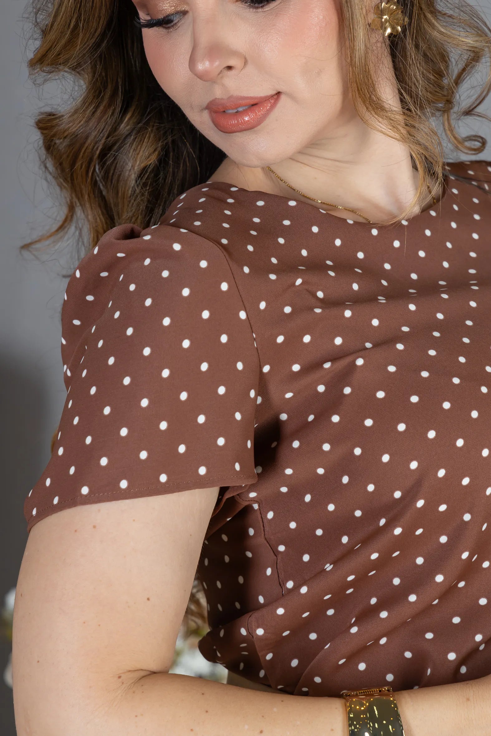 Blusa Manga Curta em Crepe Classic com Estampa Poá Ester Marrom