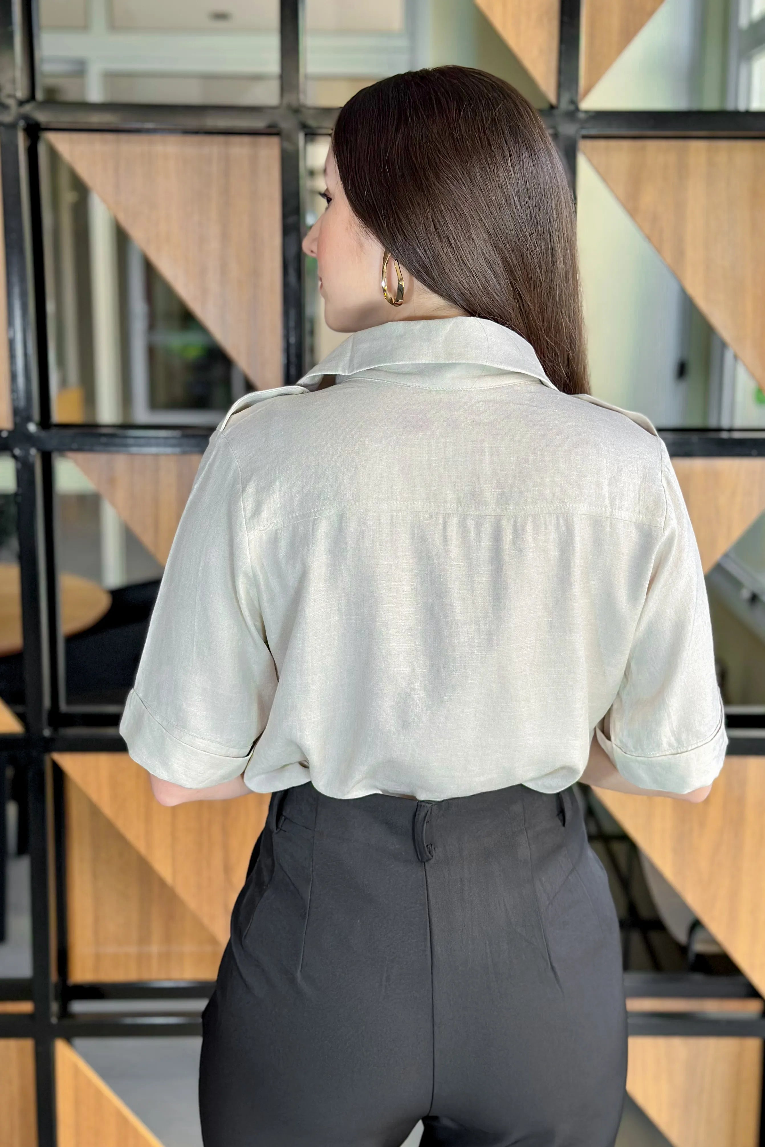 Camisa Manga Curta Visco Soft Detalhe Ombro Elis Creme