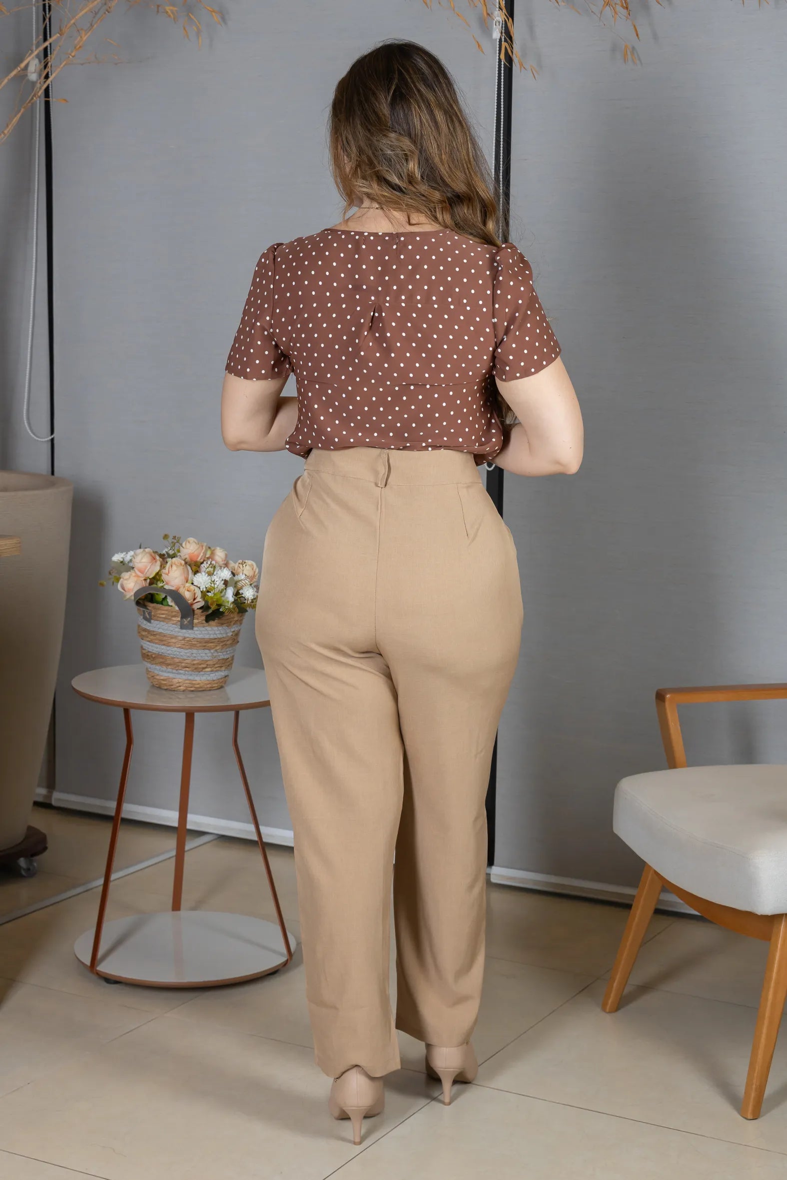 Blusa Manga Curta em Crepe Classic com Estampa Poá Ester Marrom