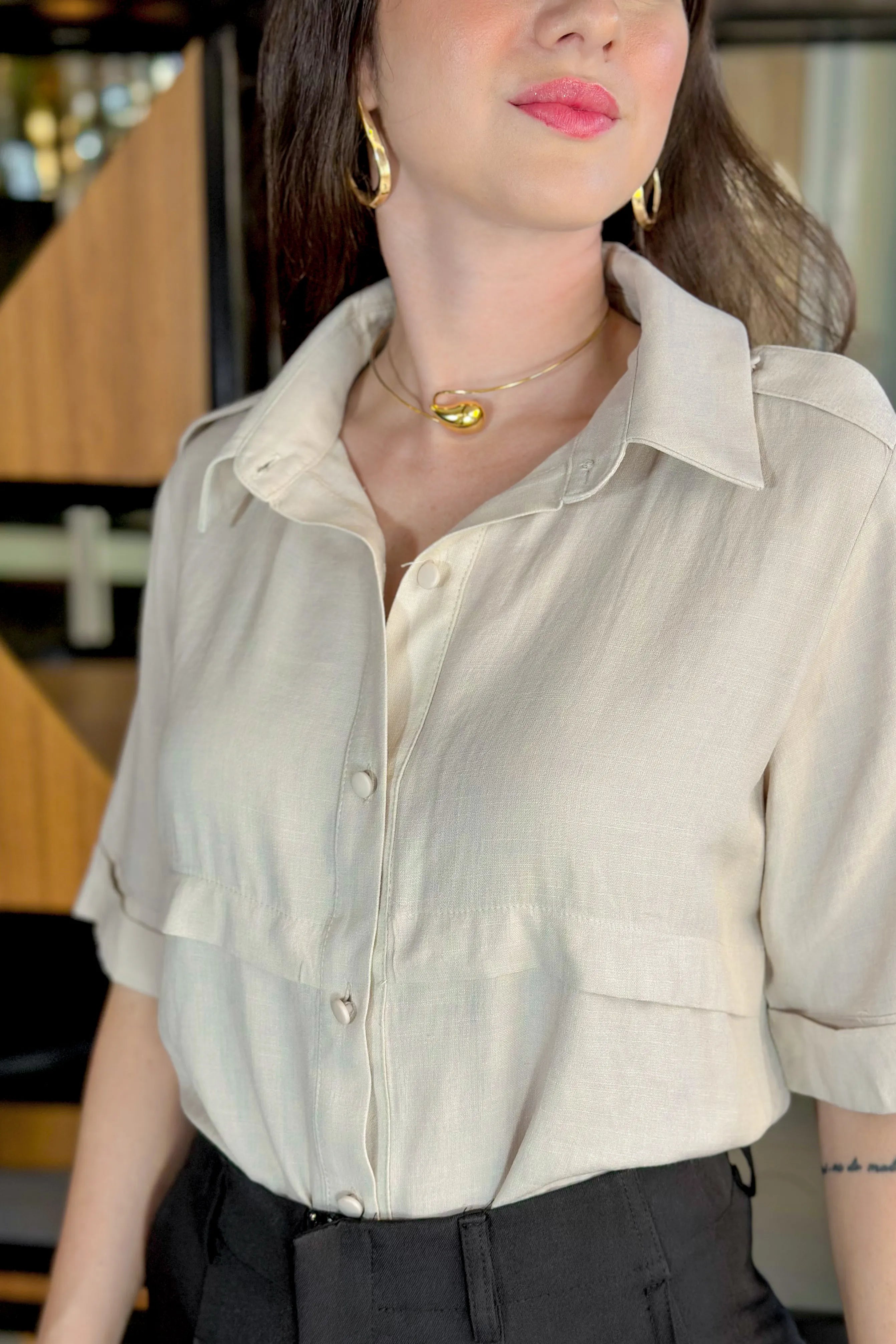 Camisa Manga Curta Visco Soft Detalhe Ombro Elis Creme